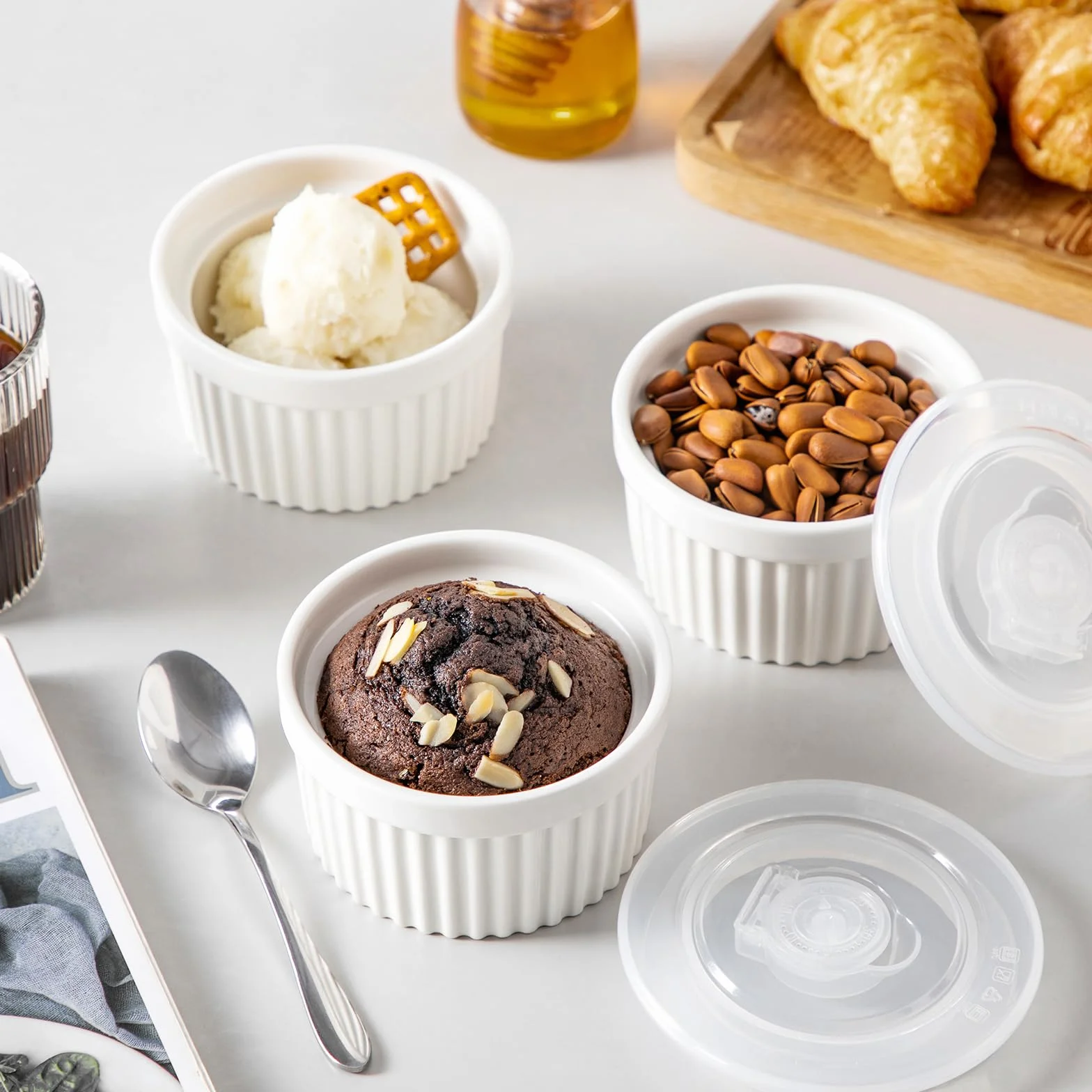 vancasso Ramekins 230 ml z pokrywkami, zestaw 6 naczyń do sufletu, 10,1 cm, biała porcelana, kremowe ramekiny, kubki do pieczenia pudddingu, owoców, dipów, zmywarki i piekarnika