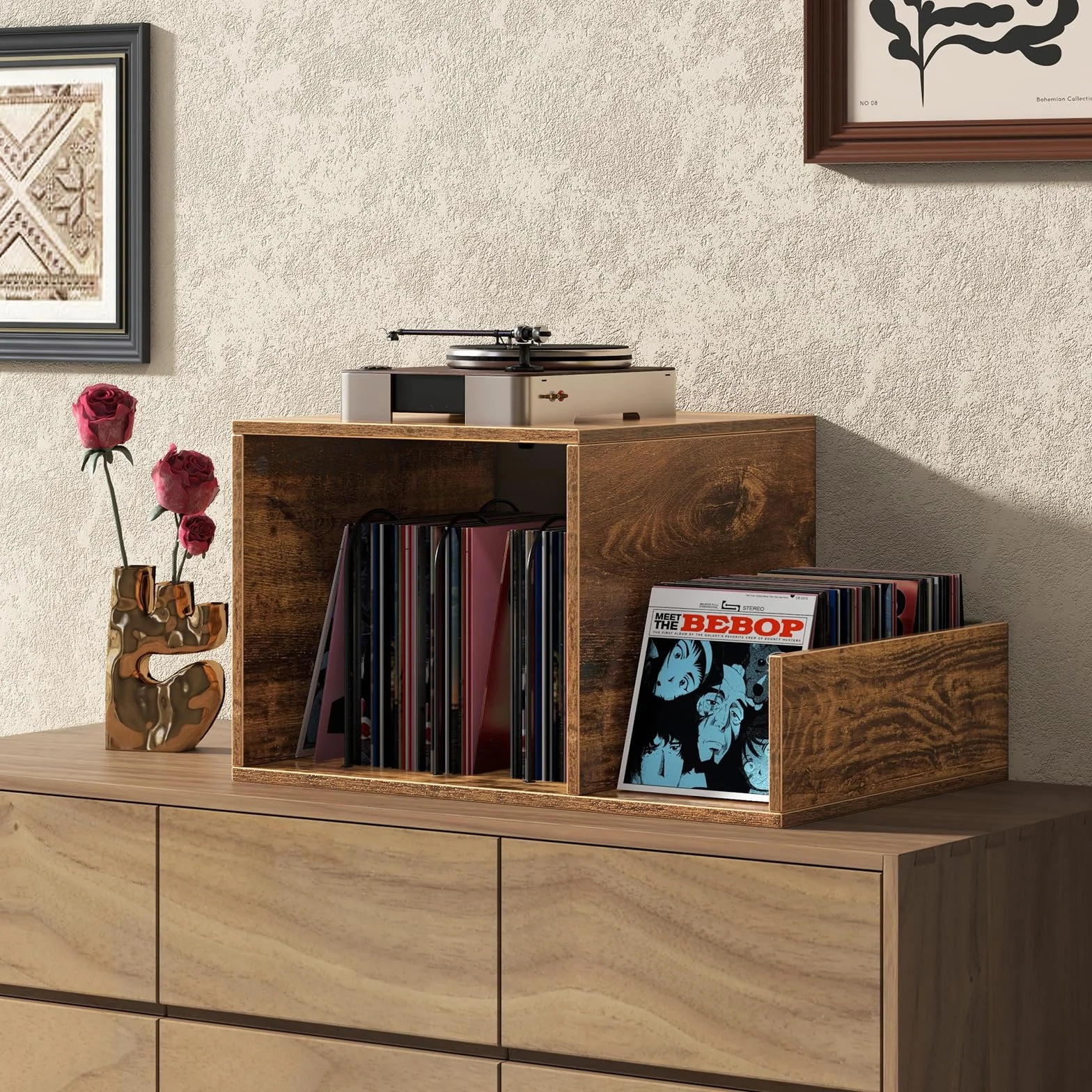 COSTWAY Stolik nocny ze stacją ładującą, stojakiem na gramofon ze ściankami działowymi, regałem bocznym i gniazdkiem, uchwytami na płyty gramofonowe do 145 albumów