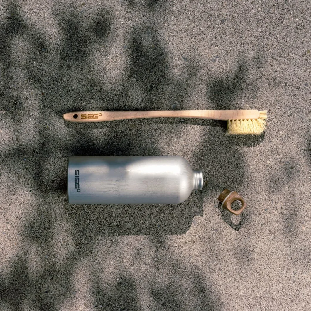 SIGG Cleaning Brush MyPlanet drewniana szczotka do butelek i pokrywek SIGG do butelek na napoje i pokrywek, lekka jak piórko i neutralna dla środowiska szczotka do mycia ręcznego
