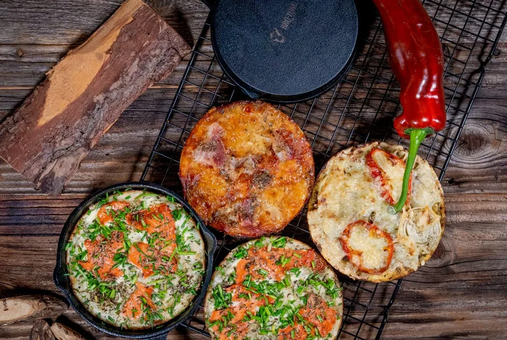 BBQ-Toro Zestaw 6 żeliwnych patelni grillowych, Ø 12,5 cm, wstępnie wypalane, żeliwne, z 2 nalewkami na krawędzi