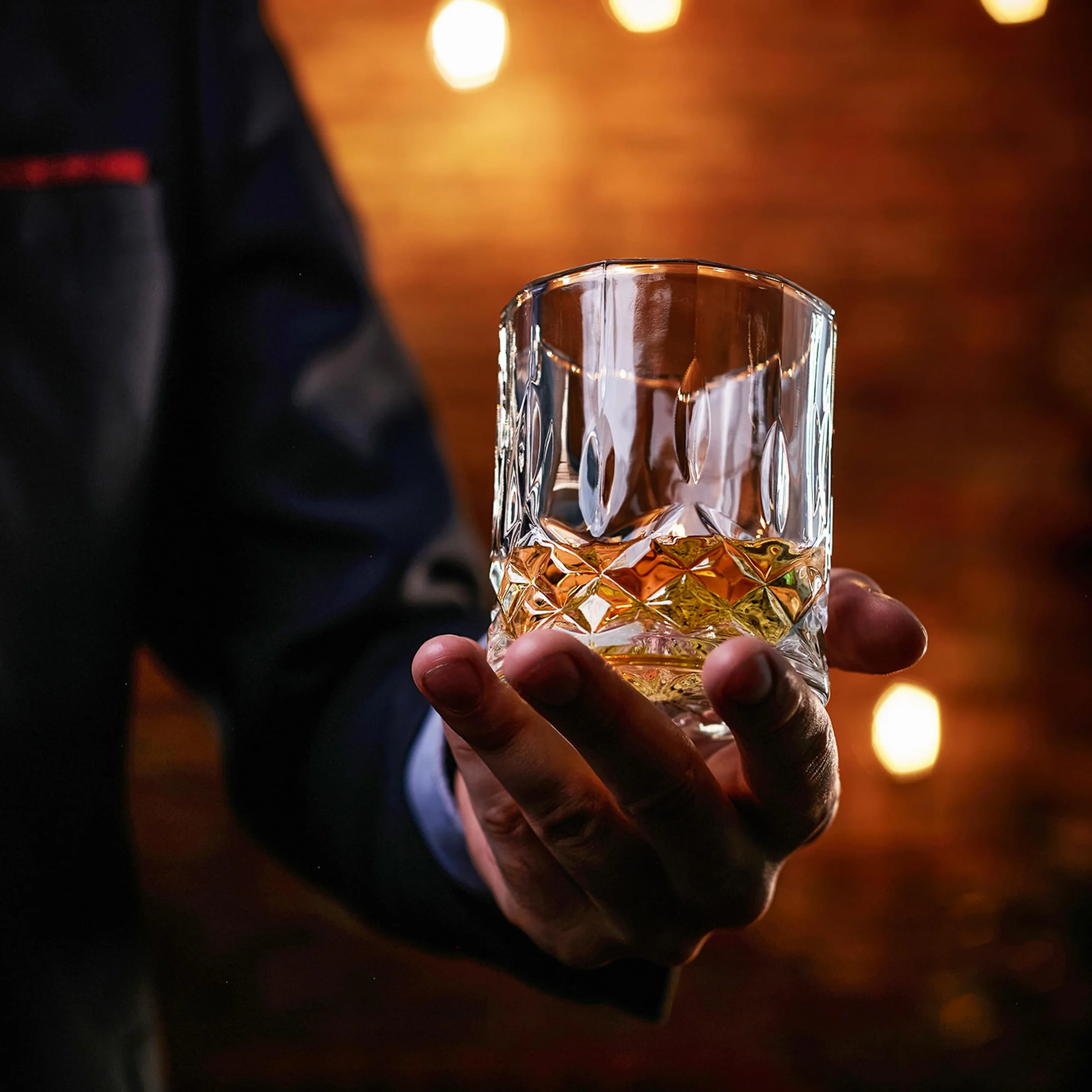 WHISISKEY Zestaw Szklanki do Whisky - Zestaw Prezentowy Whisky - Szklanek do Whiskey - Prezenty dla Mężczyzn - Pudełko Prezentowe, 4 Szklanki na Whisky 310ML, Akcesoria