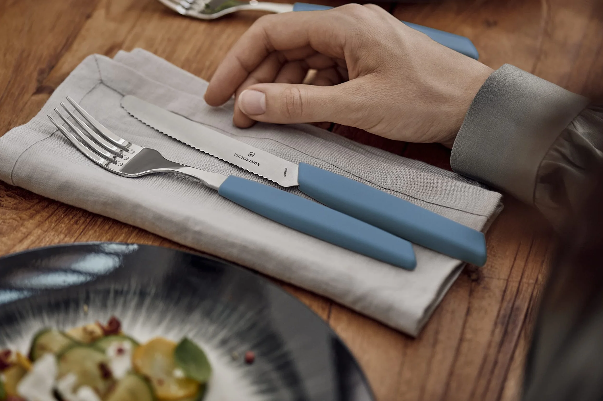Victorinox Swiss Nowoczesny zestaw sztućców 12-częściowy dla 6 osób, ostre noże do steków ze szlifem falistym, chabrowo-niebieski