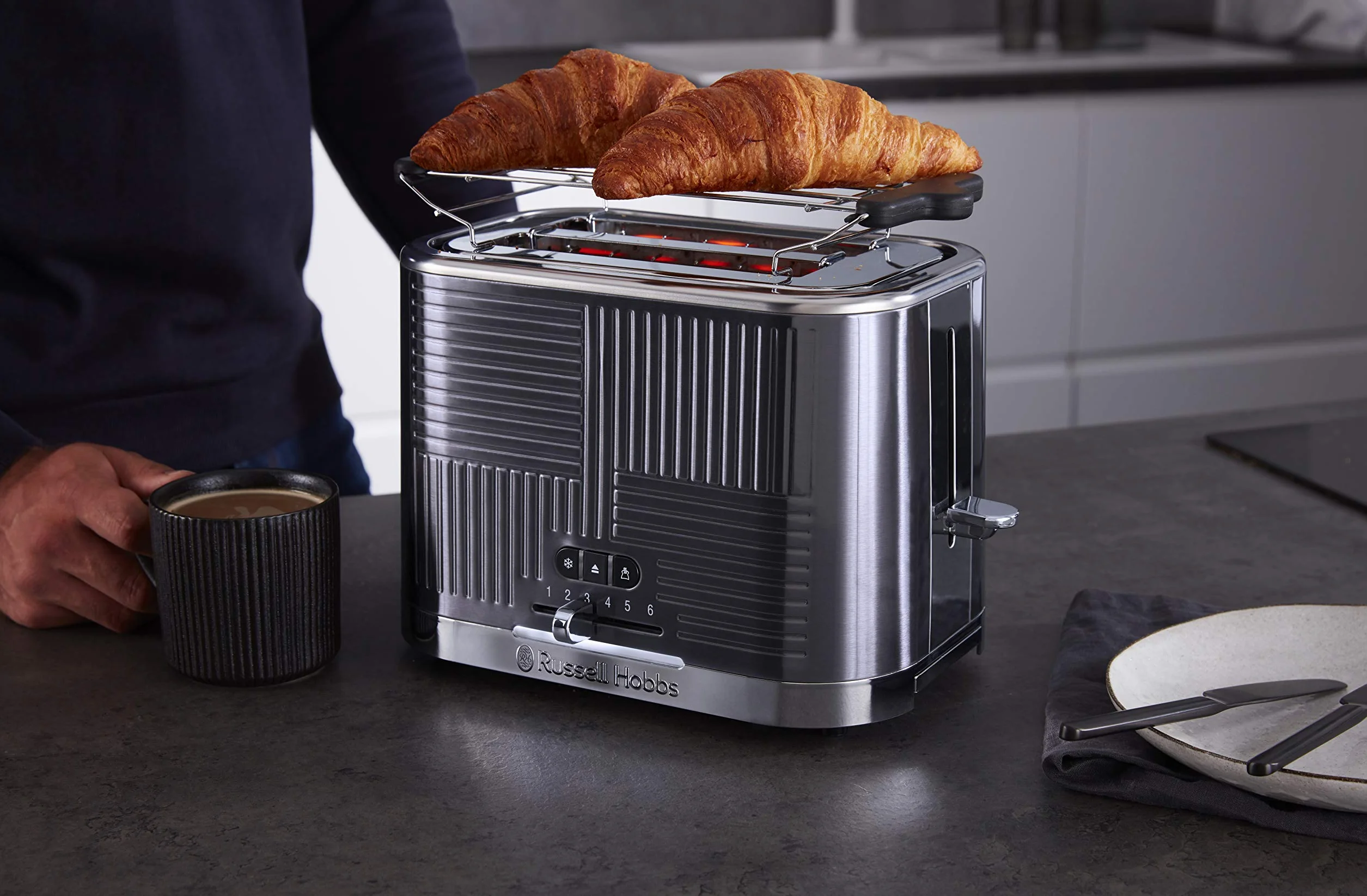 Russell Hobbs Chleb Grid [Dla 2 plasterków] Geo Steel (szerokie otwory, 4 funkcje, szybkie grillowanie/brązowanie, zintegrowany szczypce, podniesienie, podgrzewacz ciastek, podnosi okruchy, 1640W)