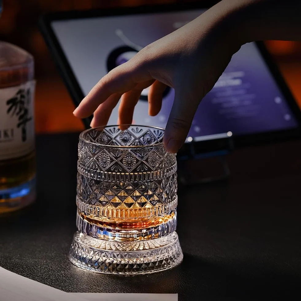 Obrotowa o 360° szklanka do whisky ze stabilną, odłączoną podstawką, wirujące kryształowe szklanki do whisky z podświetlaną podstawką, odprężający kubek do picia, prezent urodzinowy, walentynkowy dla