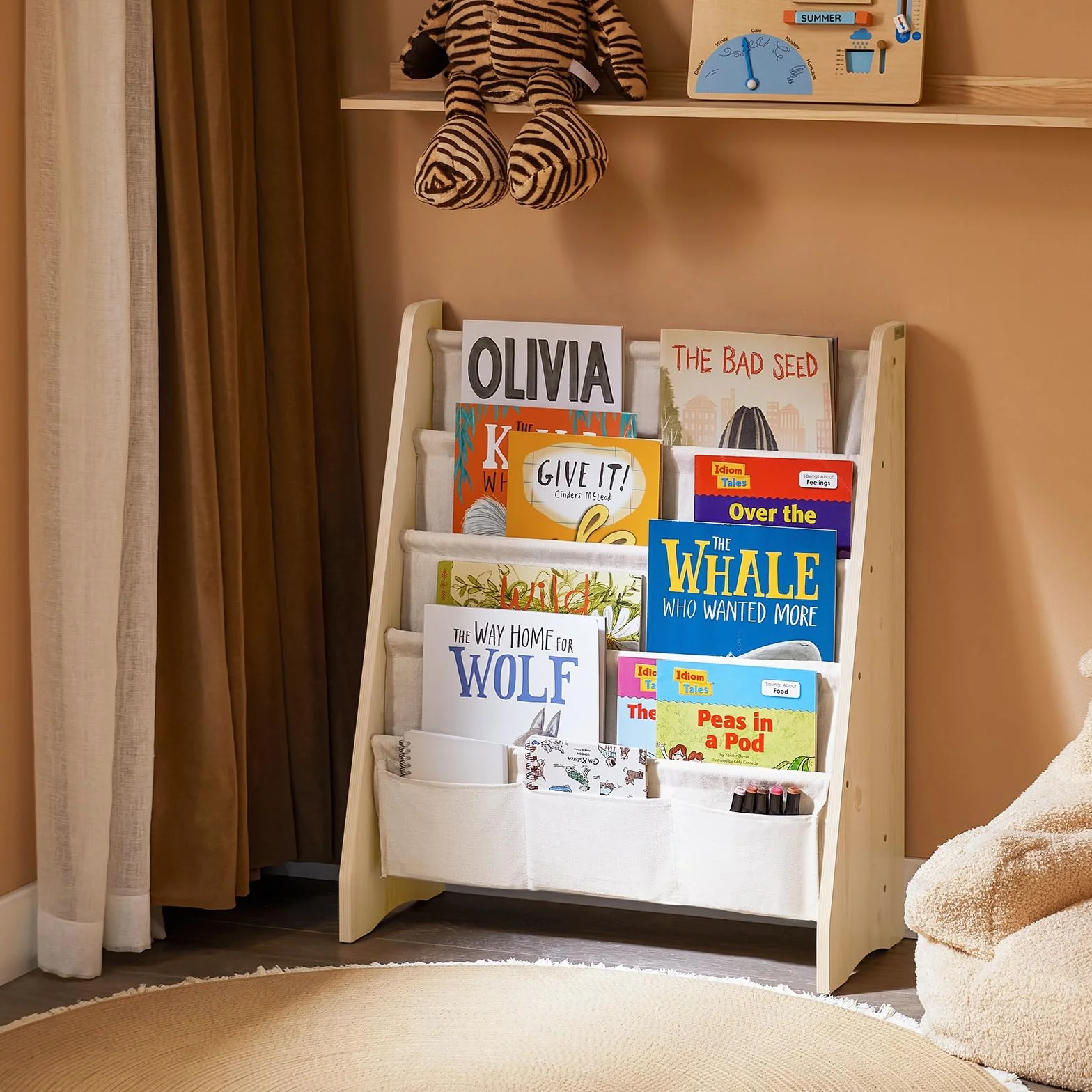 SoBuy Montessori KMB50-N regał na książki, do pokoju dziecięcego, z 4 przegródkami z materiału, do przechowywania zabawek i książek, regał dziecięcy, z wachlarzem wiszącym, naturalny, 63 x 76 x 28 cm