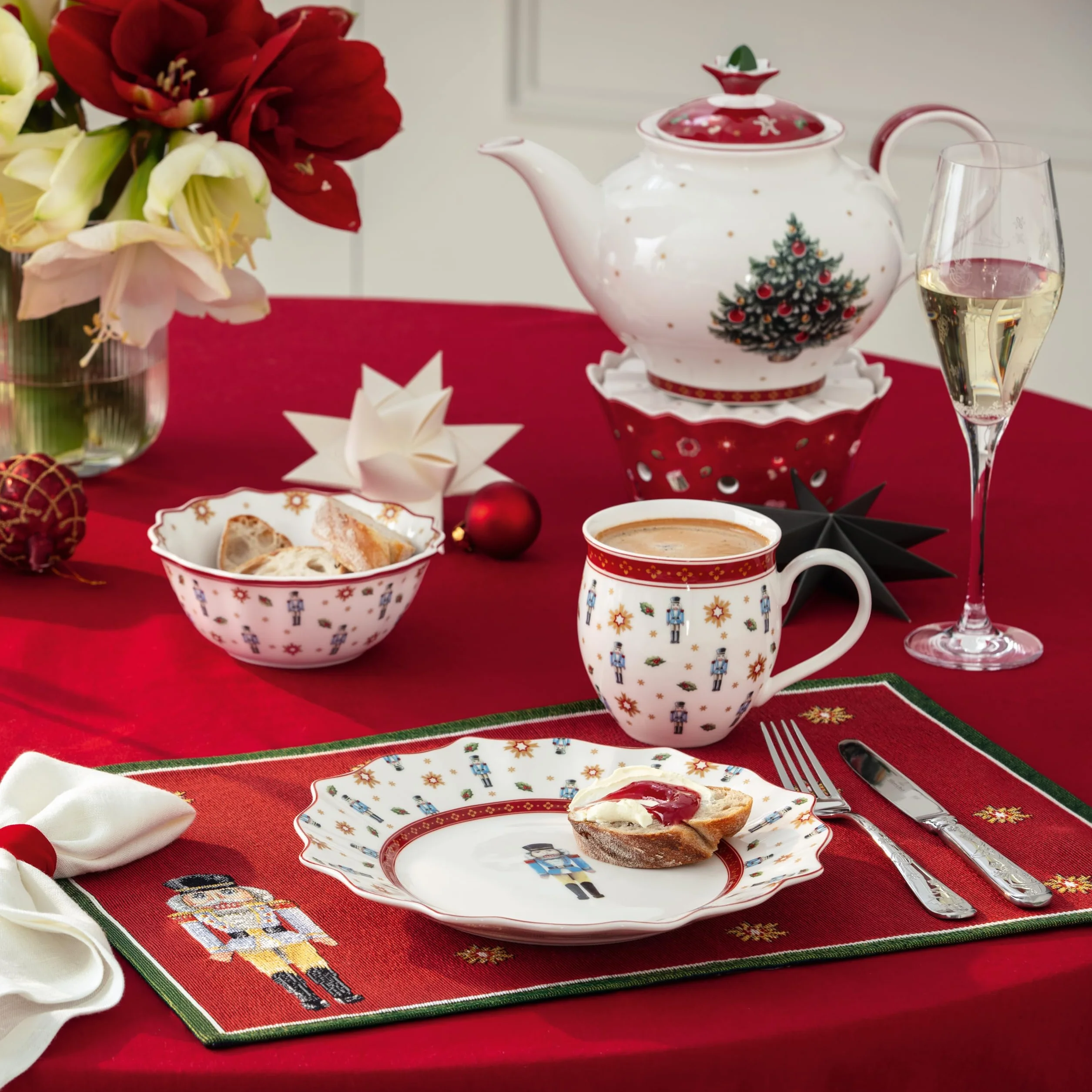 Villeroy & Boch - Toy's Delight podgrzewacz kolorowy, Boże Narodzenie, podgrzewacz do herbaty, naczynie świąteczne, motyw świąteczny, porcelana Premium