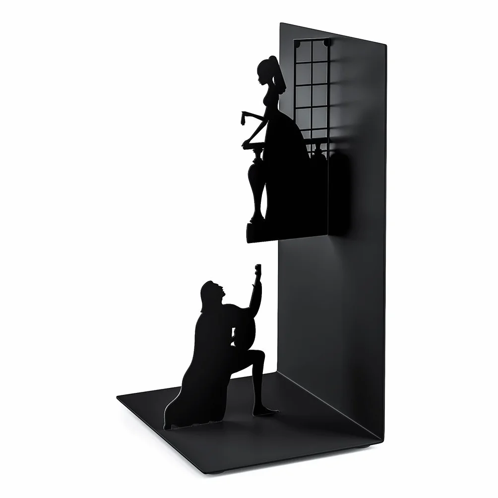 balvi - Podpórka do książek Romeo & Juliet z metalu. Inspirowana w pracowni Shakespeares.