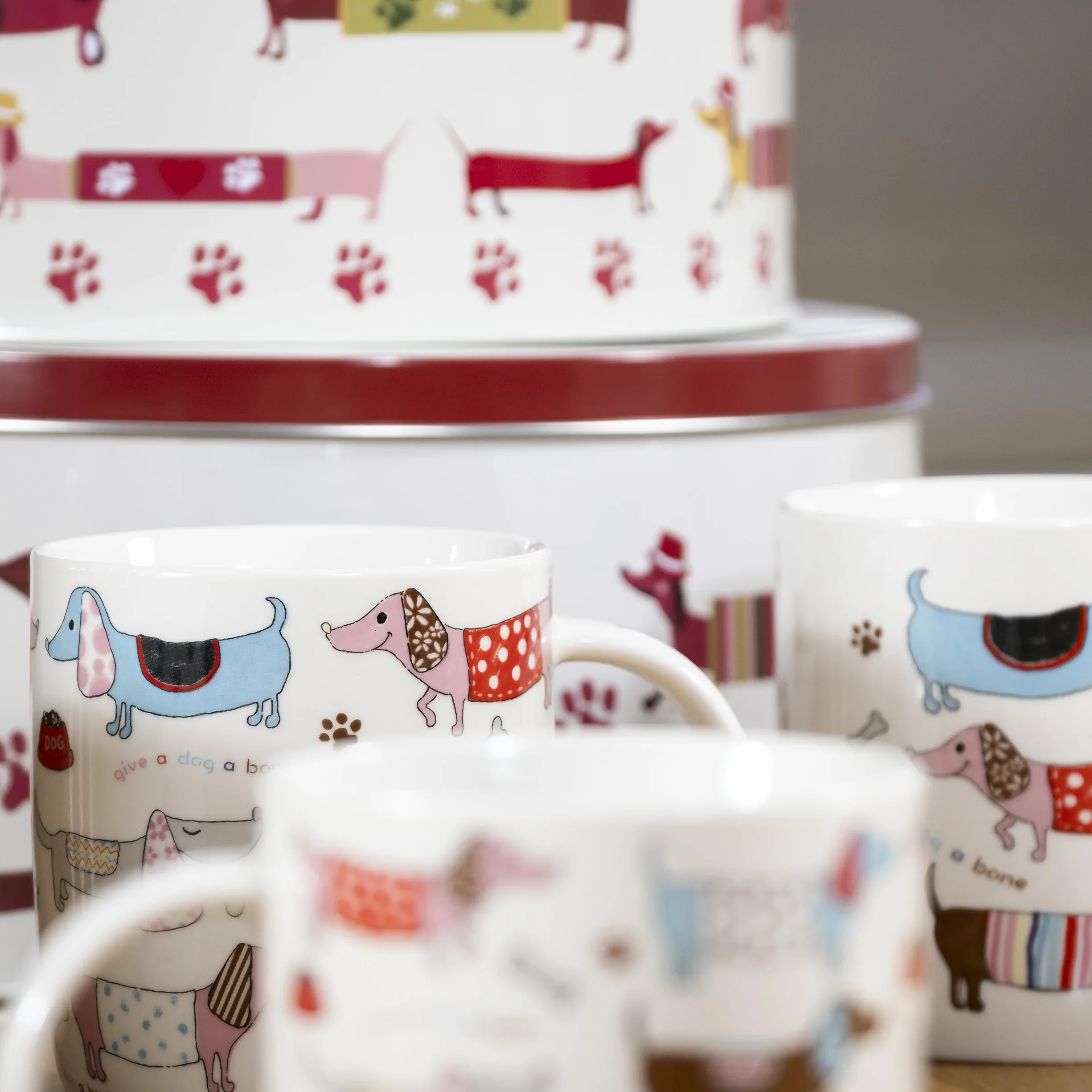 SPOTTED DOG GIFT COMPANY Zestaw 3 puszek do przechowywania ciast, okrągłe zagnieżdżające się puszki na ciasta do przechowywania ciast i ciasteczek, sztaplowalne hermetyczne pojemniki na ciastka