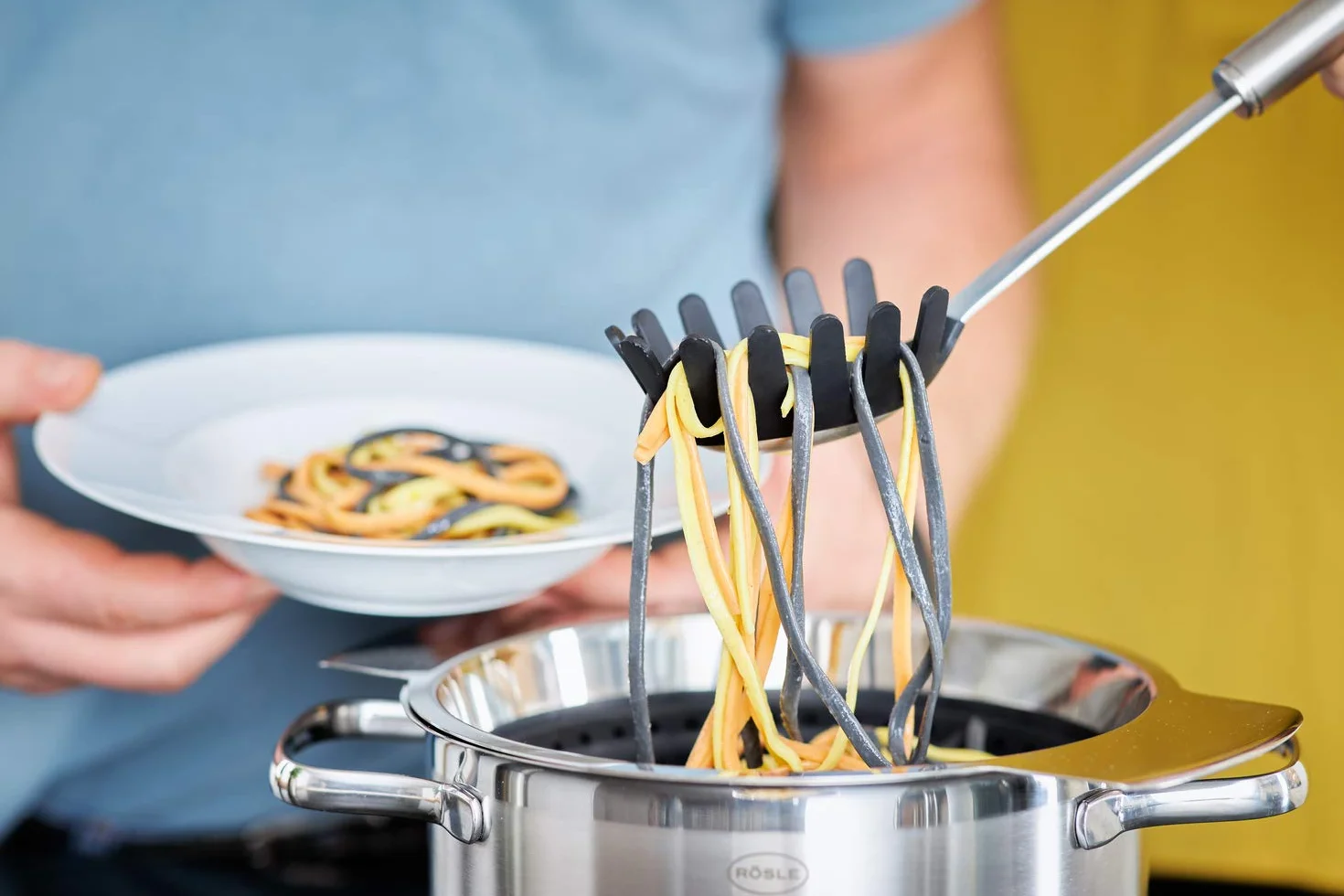 Rösle Łyżka do spaghetti, wysokiej jakości łyżka do spaghetti z okrągłym uchwytem i silikonową powłoką, stal nierdzewna 18/10, nadaje się do mycia w zmywarce