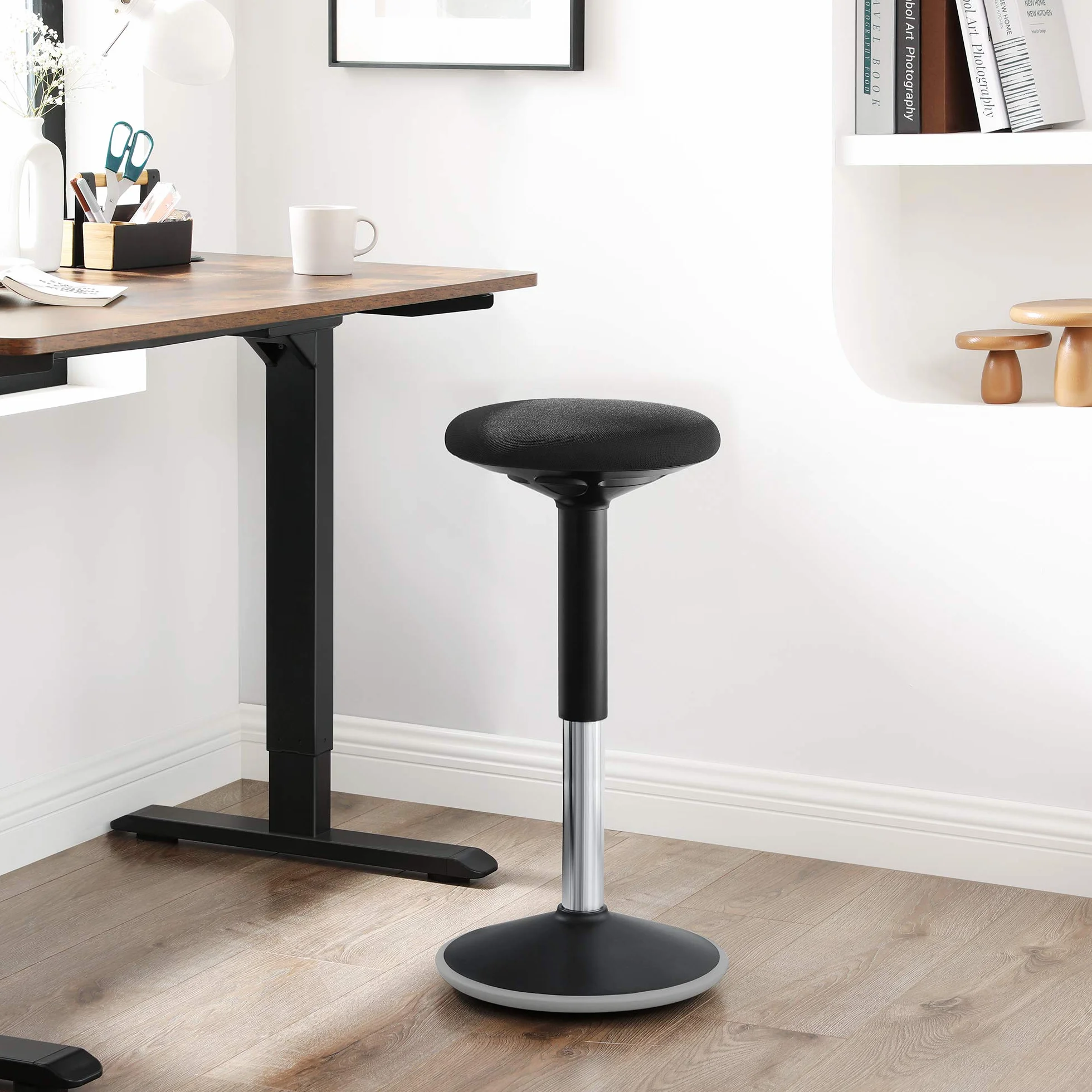 SONGMICS OSC05BK Ergonomiczny taboret biurkowy, obracany o 360°, z regulacją wysokości, 56–81 cm, łatwy montaż, czarny