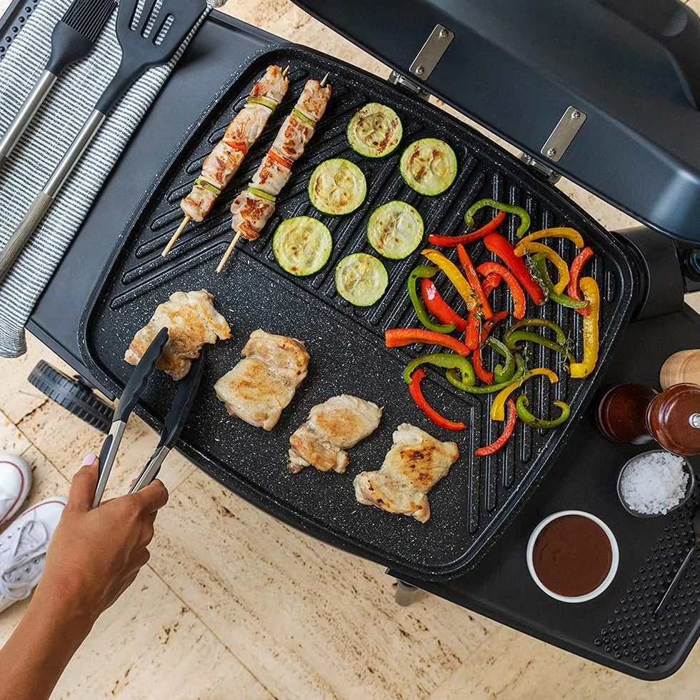 Cecotec Grill elektryczny Perfect Country 2000 EasyMove 2000 W, powierzchnia mieszana i nieprzywierająca, pokrywa na zawiasach, regulowany termostat, taca tłuszczowa, stalowe nogi i kółka.