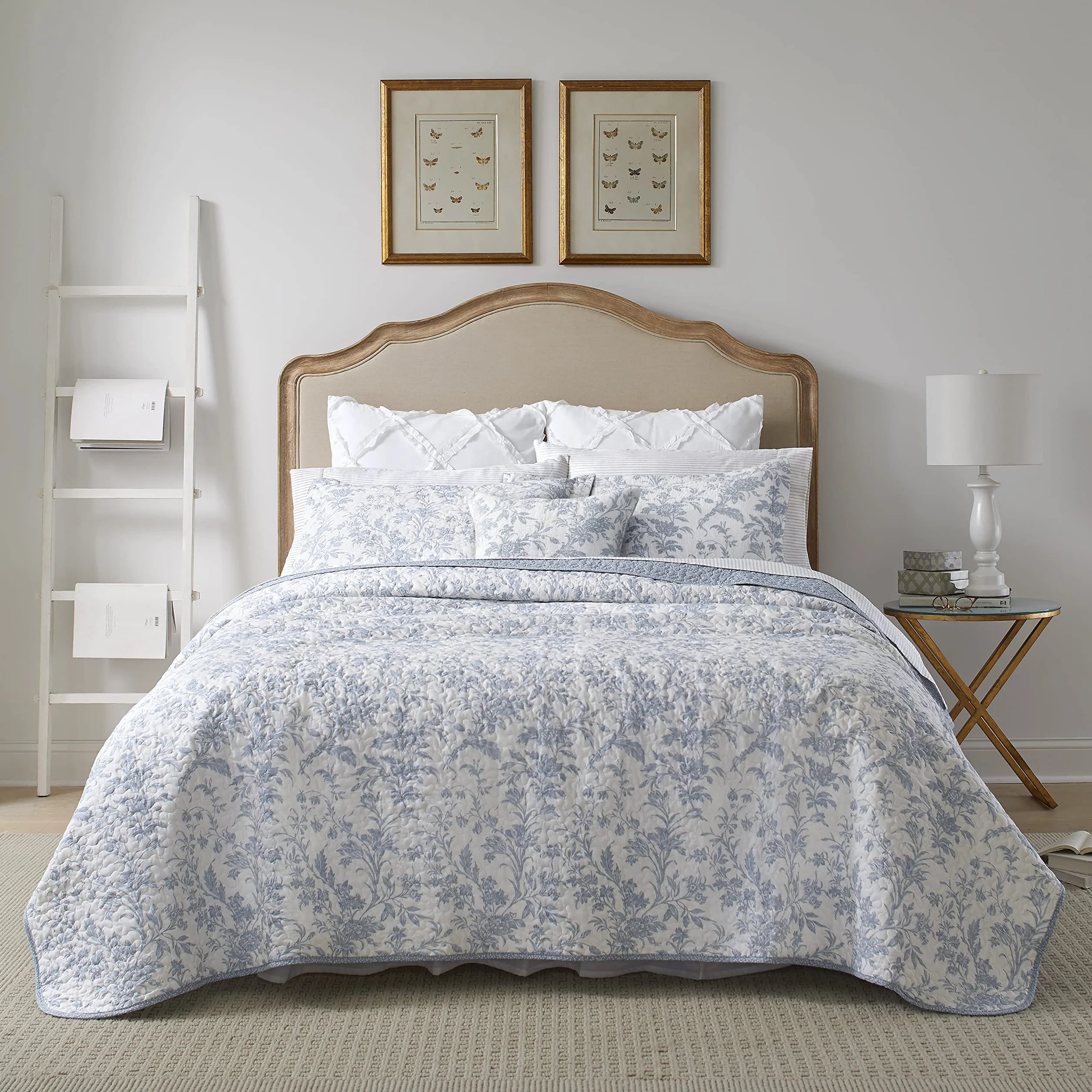 Laura Ashley Komplet pościeli z narzutą rozmiar King, bawełniany dwustronny zestaw pościeli z dodatkową poszewką na poduszkę, całoroczny wystrój domu, niebieski Amberley