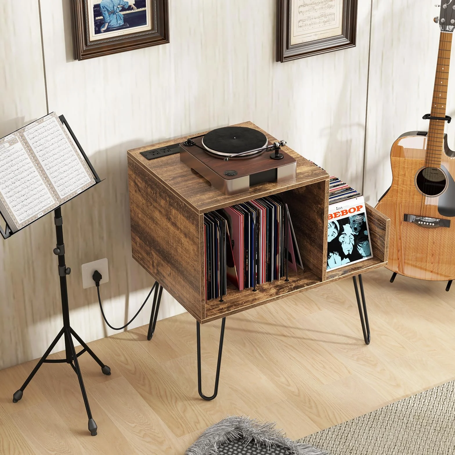 COSTWAY Stolik nocny ze stacją ładującą, stojakiem na gramofon ze ściankami działowymi, regałem bocznym i gniazdkiem, uchwytami na płyty gramofonowe do 145 albumów