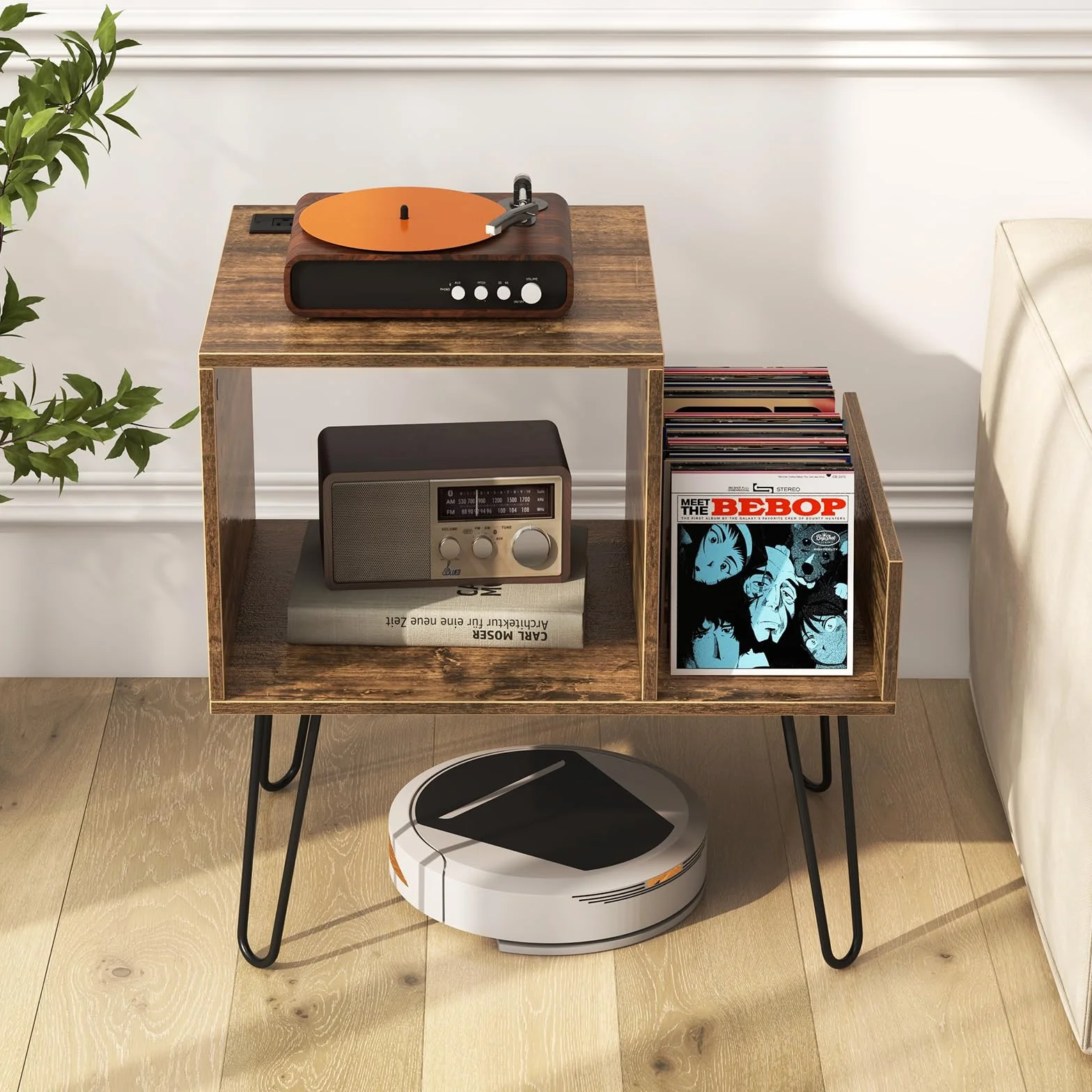 COSTWAY Stolik nocny ze stacją ładującą, stojakiem na gramofon ze ściankami działowymi, regałem bocznym i gniazdkiem, uchwytami na płyty gramofonowe do 145 albumów