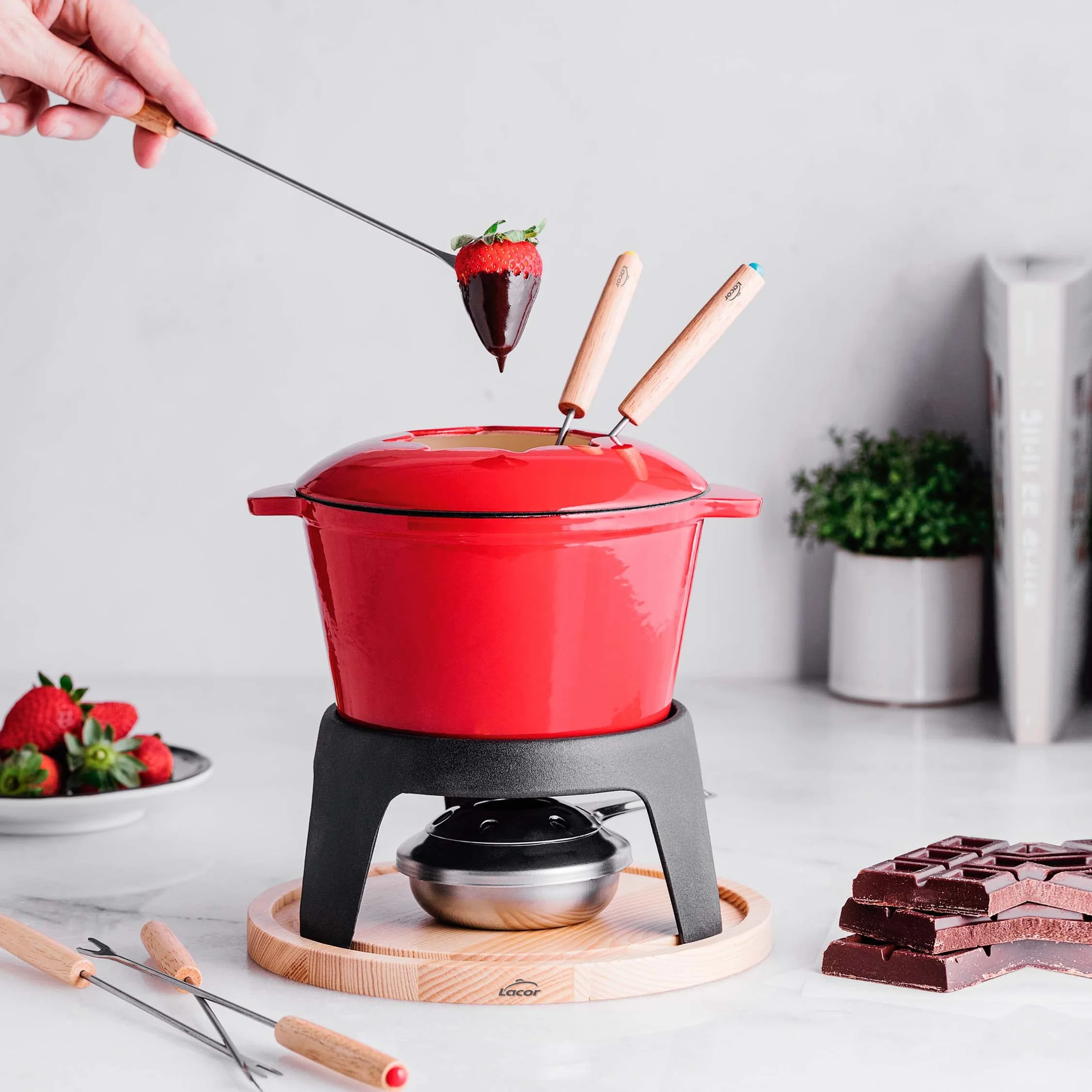 Lacor - 71711 - Zestaw Żeliwnych Fondue Emaliowanych, Żeliwnych Podstaw, Nadaje Się do Indukcji, 6 Widelców, Średnica 16,5X10Cm (1,7 Litra),Czerwony