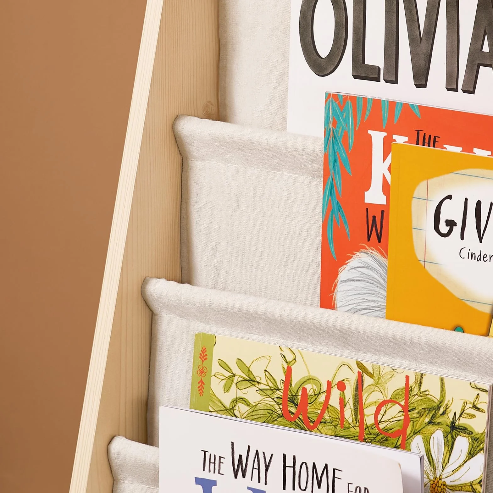 SoBuy Montessori KMB50-N regał na książki, do pokoju dziecięcego, z 4 przegródkami z materiału, do przechowywania zabawek i książek, regał dziecięcy, z wachlarzem wiszącym, naturalny, 63 x 76 x 28 cm