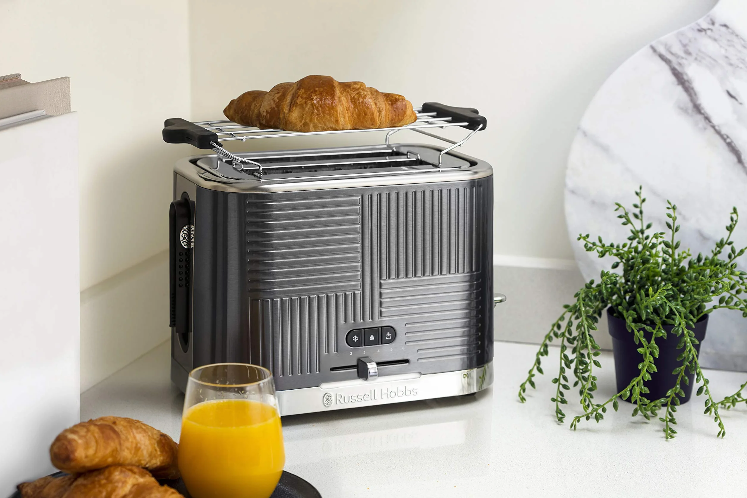 Russell Hobbs Chleb Grid [Dla 2 plasterków] Geo Steel (szerokie otwory, 4 funkcje, szybkie grillowanie/brązowanie, zintegrowany szczypce, podniesienie, podgrzewacz ciastek, podnosi okruchy, 1640W)