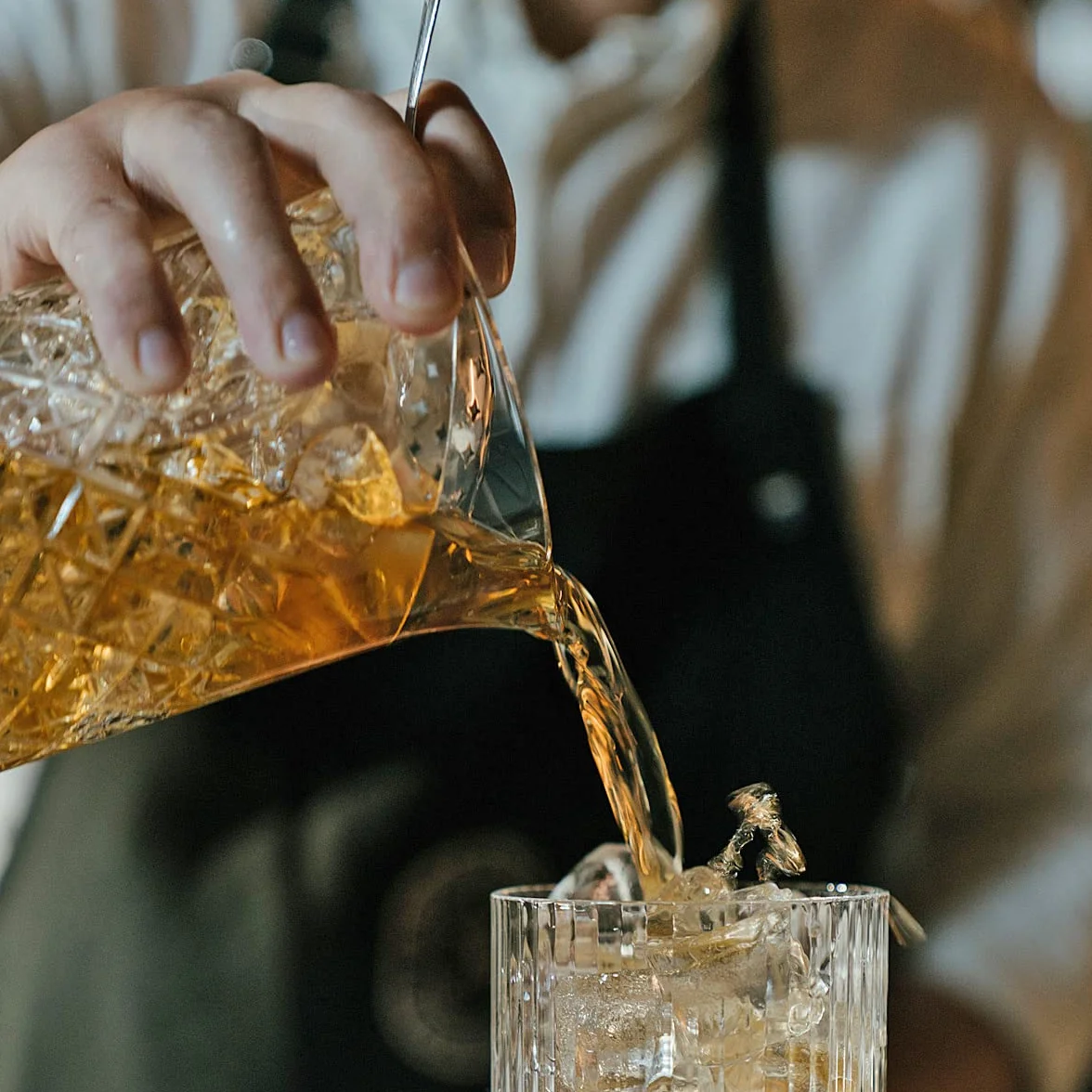 FLOW Barware Szklanka do mieszania koktajli i sitko | Zestaw szklanki do mieszania 700ml i sitka Hawthorne do przygotowywania Negroni, Old Fashioned i klasycznych koktajli
