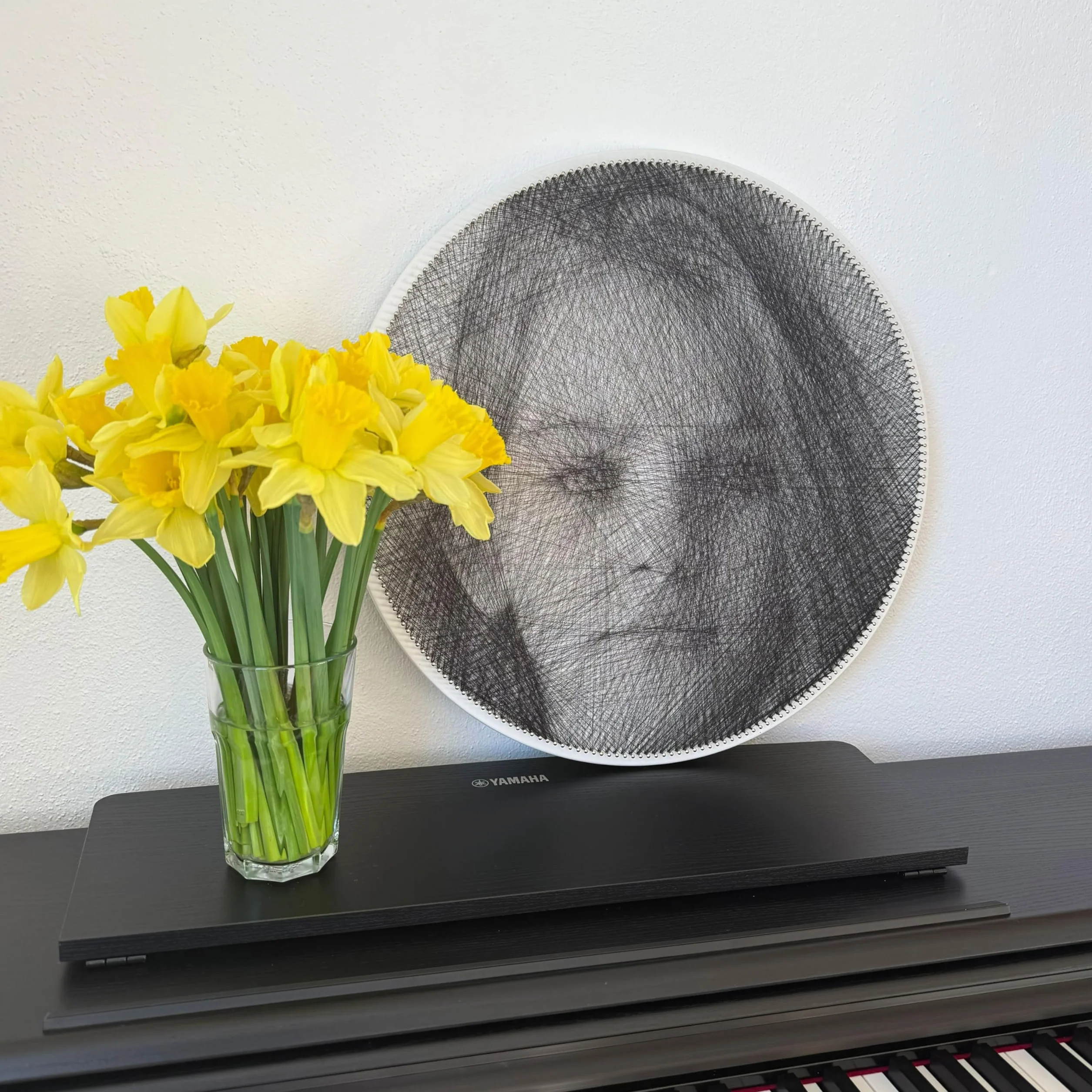 Spatar String Art DIY Kit Circle M – spersonalizowany obraz na nici z własnego zdjęcia – kreatywny obraz ścienny do samodzielnego wykonania – pomysł na prezent – Ø 45 cm