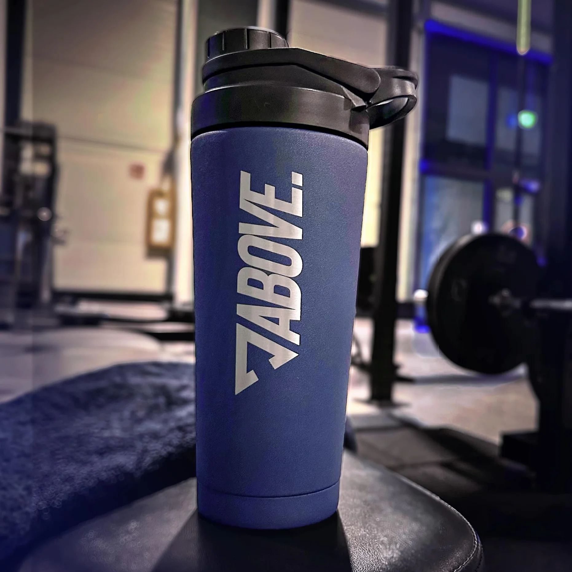 ABOVE. Shaker Białkowy Stal 750ml – Bez BPA i Izolowany: Utrzymuje Napój Gorący lub Zimny 12H – Wbudowana Skala & 100% Szczelna Pokrywka – Solidny & Trwały – Można Myć w Zmywarce do 45°C (Niebieski)