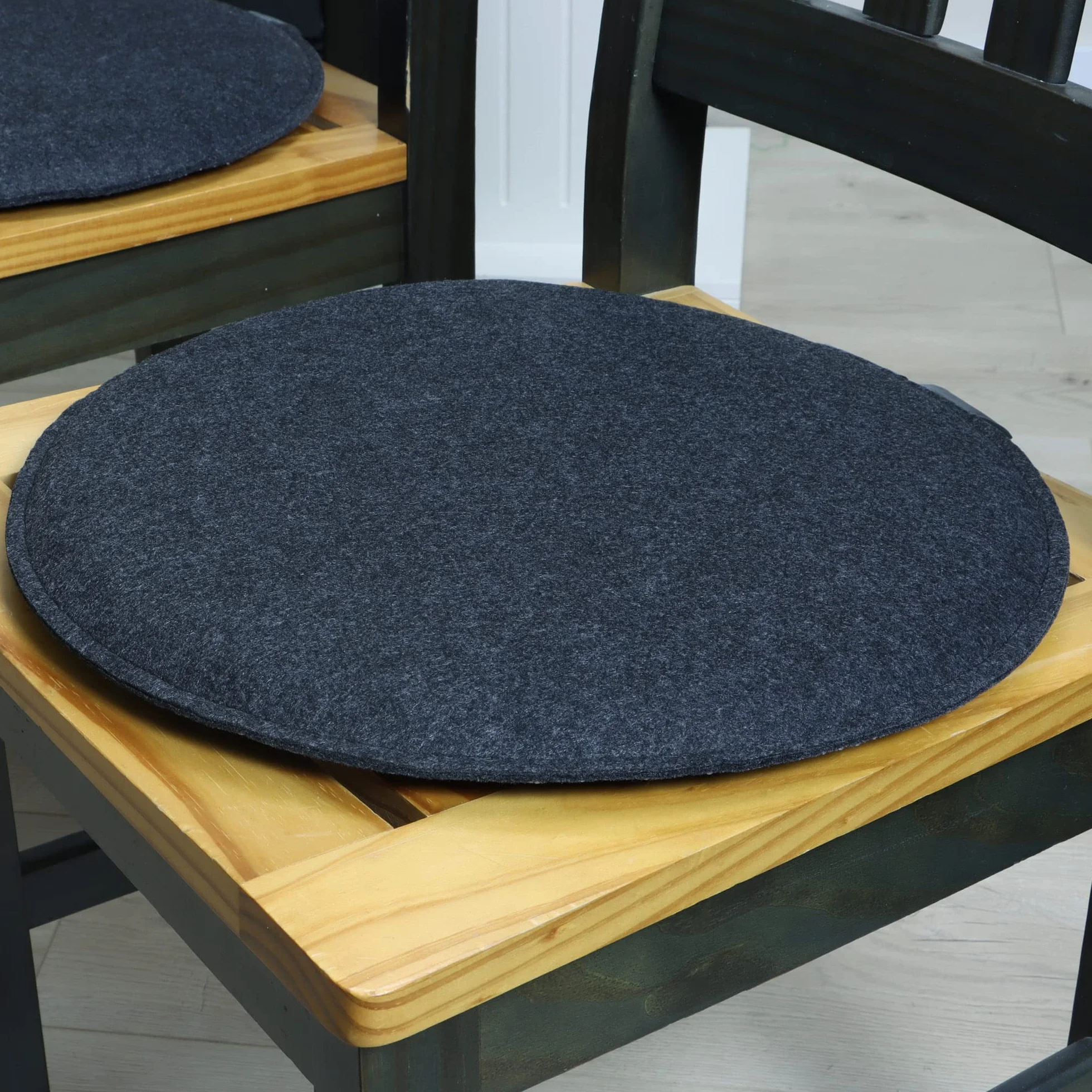 COM-FOUR® 4x poduszki do siedzenia wykonane z filcu - wyscielane poduszki na krzesla - okragla podkladka do siedzenia do jadalni, ogrodu, balkonu - antyposlizgowy spód z antyposlizgiem