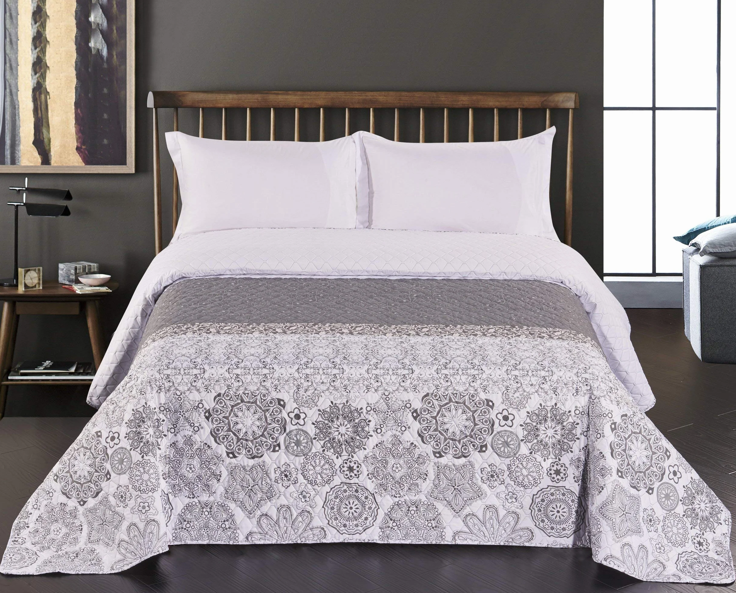 DecoKing narzuta na łóżko 240 x 260 cm szara srebrna biała dwustronna pikowana geometryczny kwiatowy wzór Alhambra