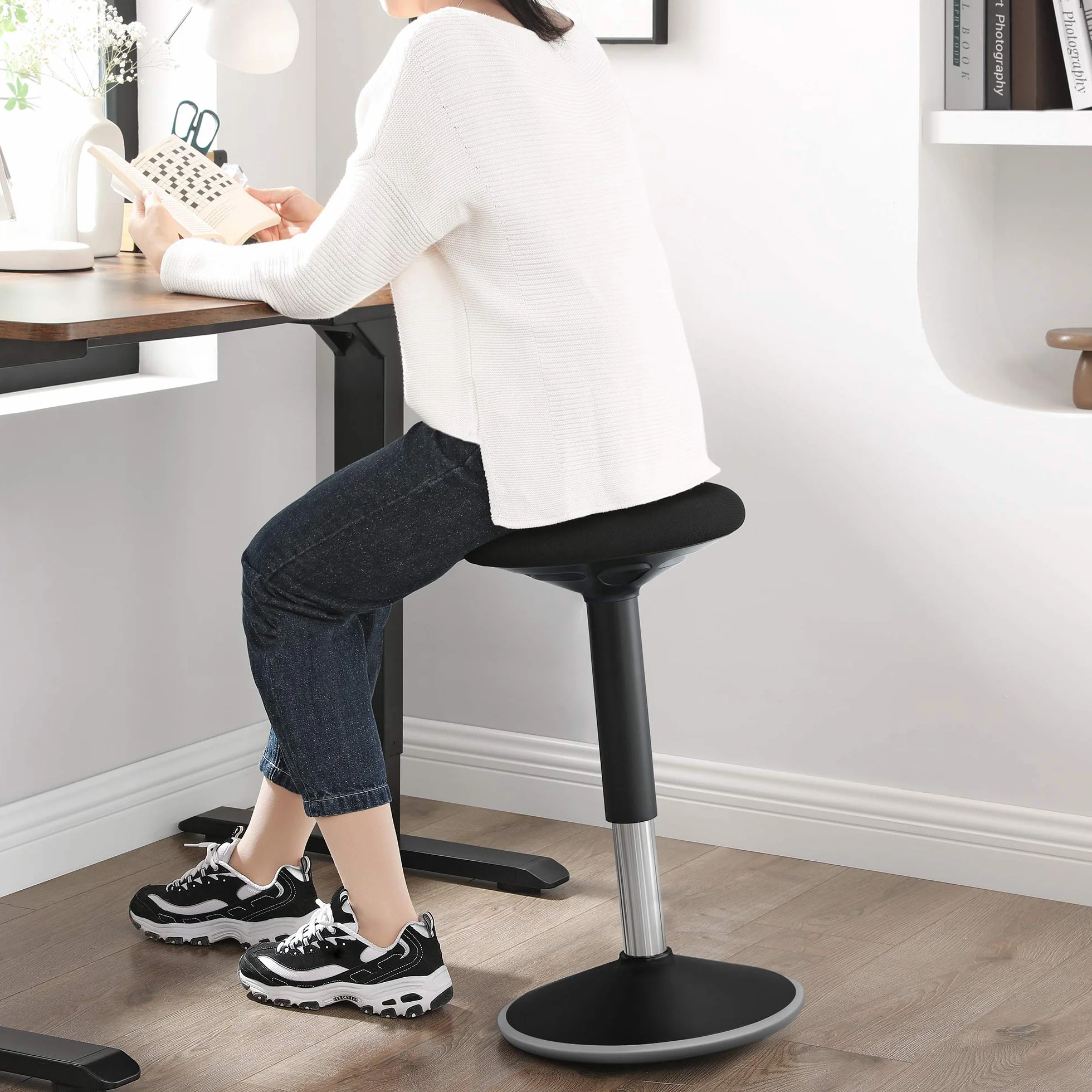 SONGMICS OSC05BK Ergonomiczny taboret biurkowy, obracany o 360°, z regulacją wysokości, 56–81 cm, łatwy montaż, czarny