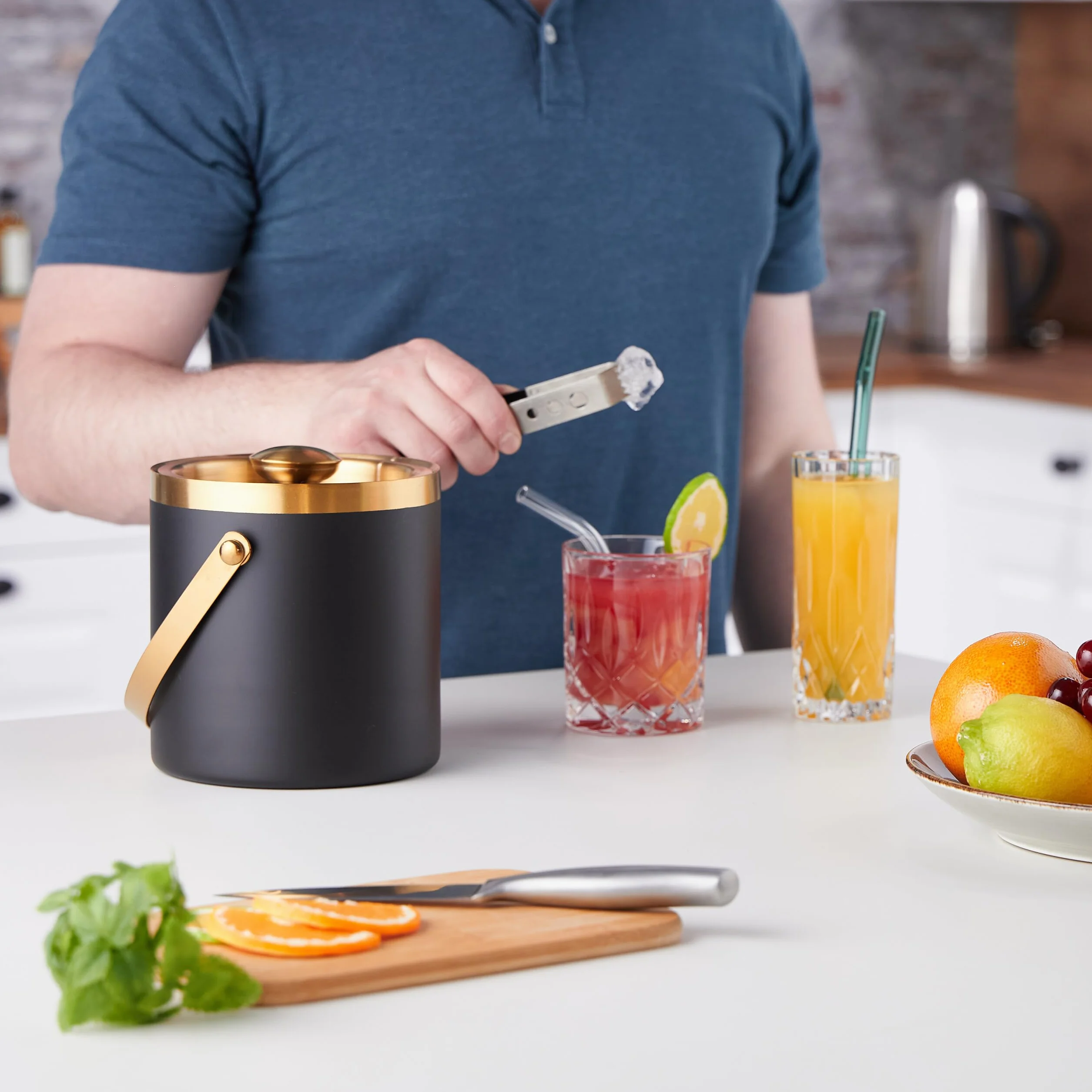 Relaxdays Pojemnik na kostki lodu, stal nierdzewna, podwójne ścianki, wiadro na lód z pokrywką i uchwytem, 1,5 l, kolor czarny/złoty