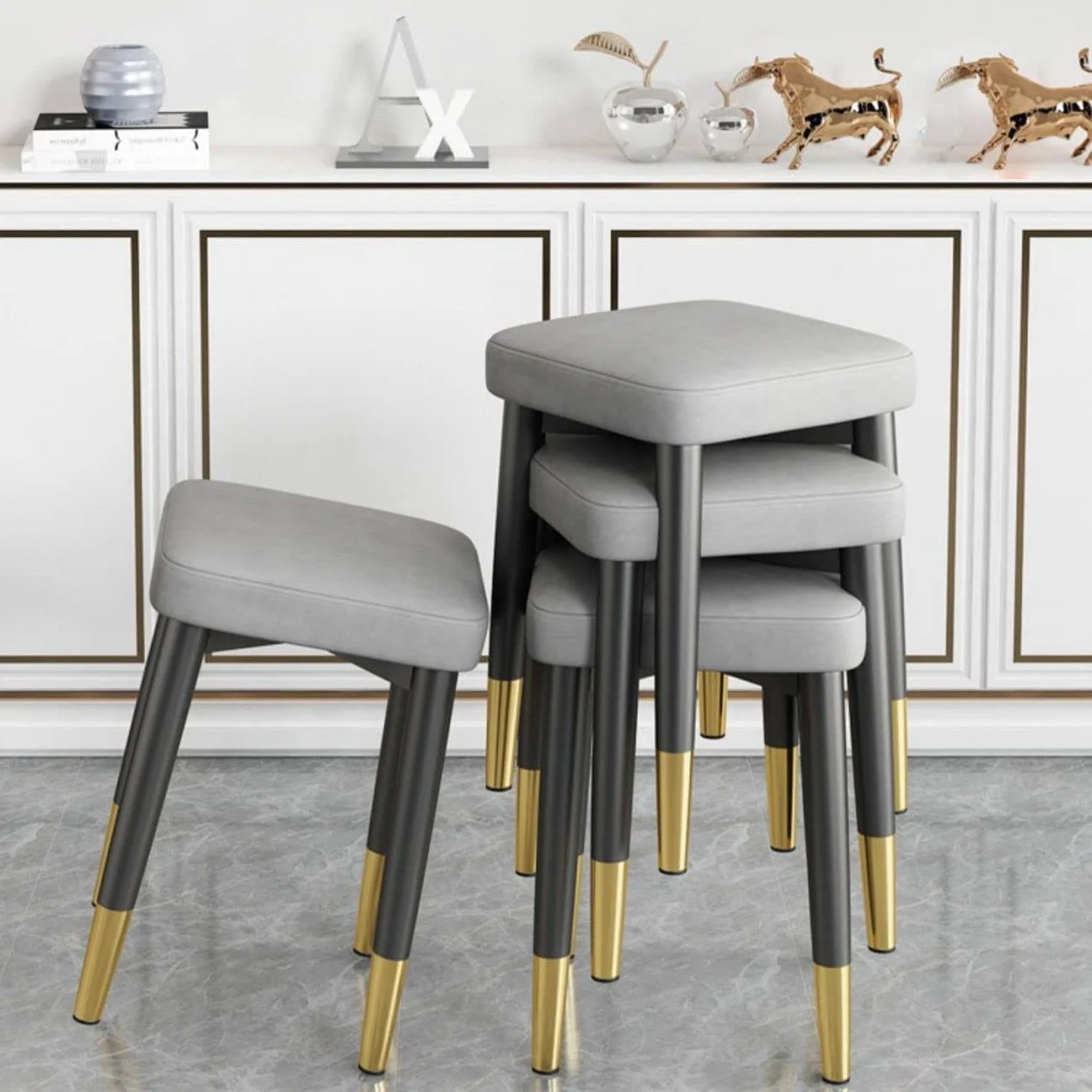 Balama Taboret metalowy, czarny, szary i złoty, możliwość układania w stos, tapicerowany, 45 x 31 x 31 cm, z regulowanym ślizgaczem podłogowym i wytrzymałą sztuczną skórą