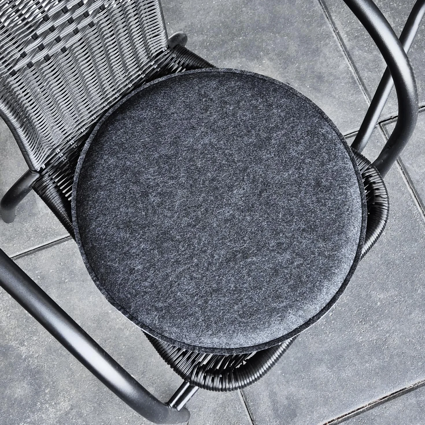 COM-FOUR® 4x poduszki do siedzenia wykonane z filcu - wyscielane poduszki na krzesla - okragla podkladka do siedzenia do jadalni, ogrodu, balkonu - antyposlizgowy spód z antyposlizgiem