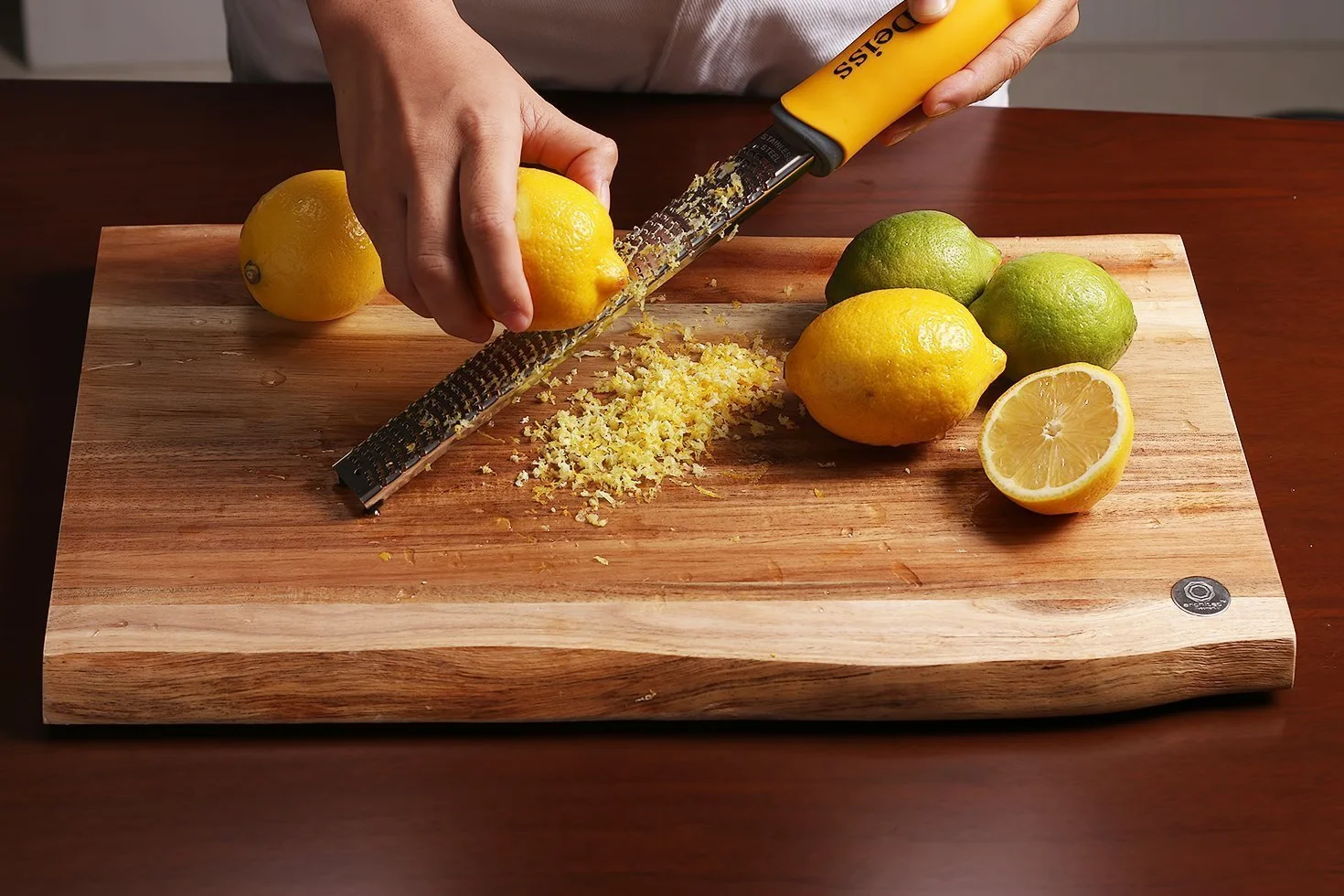 Deiss PRO Citrus Zester & Tarka do sera - Parmezan, Cytryna, Imbir, Czosnek, Czekolada, Warzywa, Owoce - Ostre jak brzytwa ostrze ze stali nierdzewnej - Przystosowane do mycia w zmywarce (ORANGE)