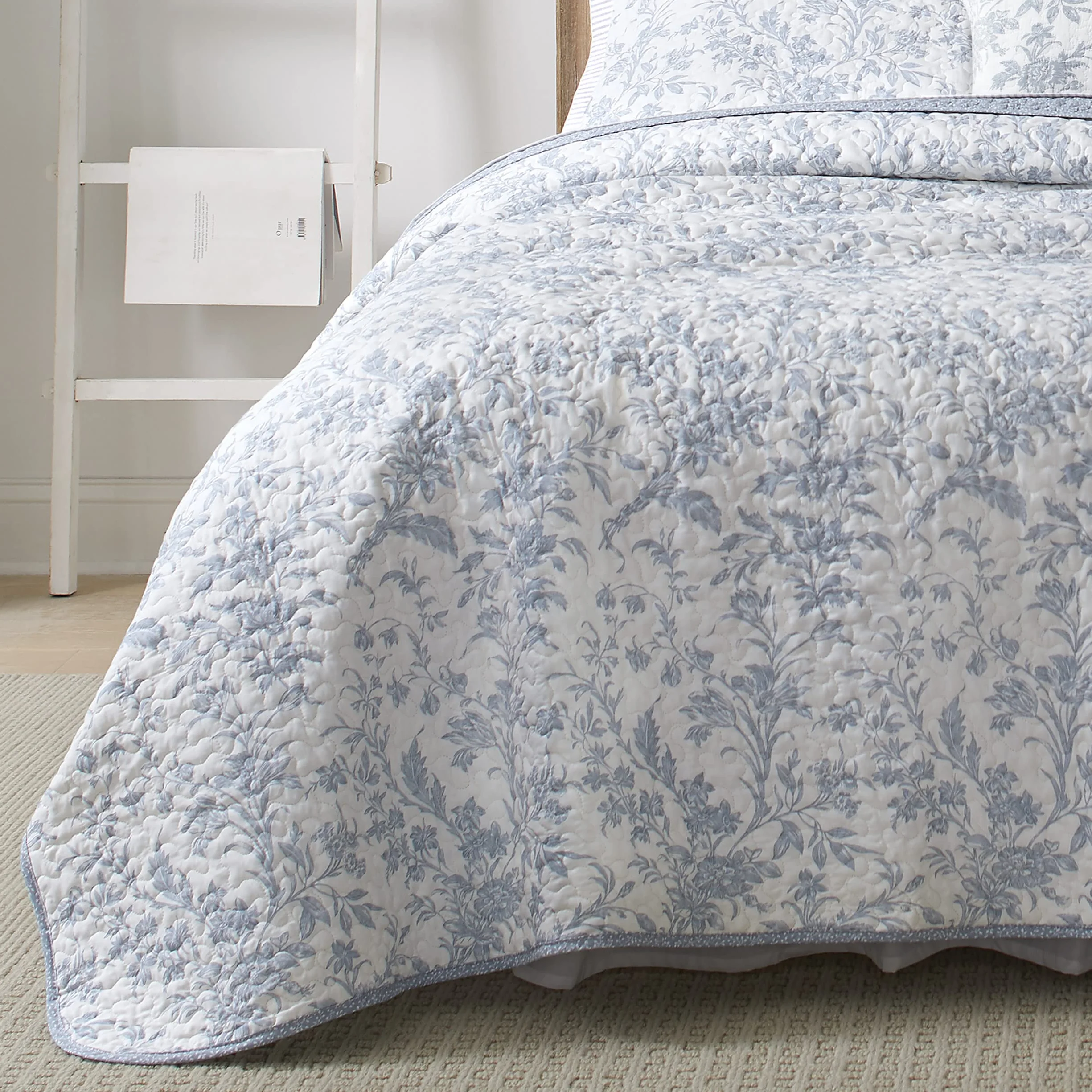 Laura Ashley Komplet pościeli z narzutą rozmiar King, bawełniany dwustronny zestaw pościeli z dodatkową poszewką na poduszkę, całoroczny wystrój domu, niebieski Amberley