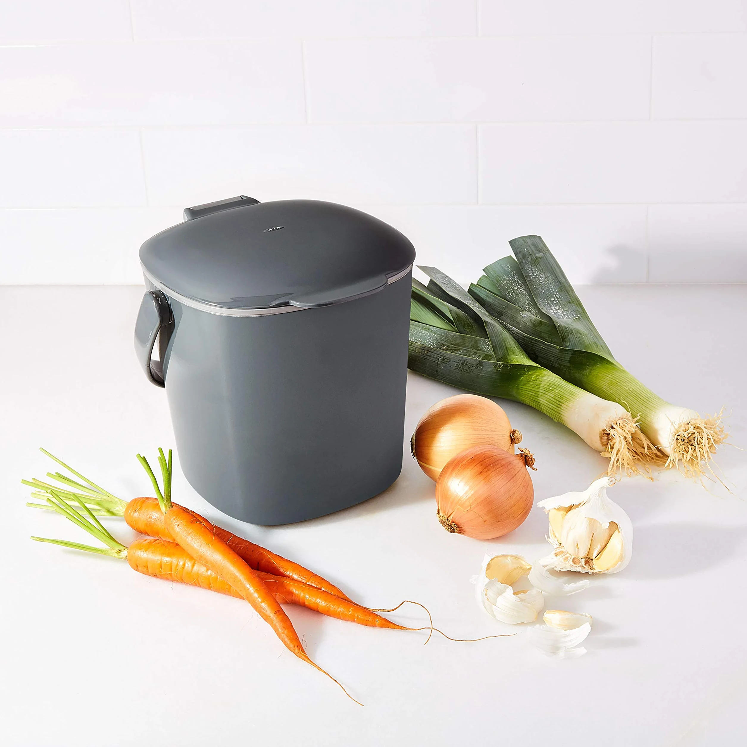 OXO Good Grips łatwy do czyszczenia kosz na kompost - węgiel drzewny - 2,83 l