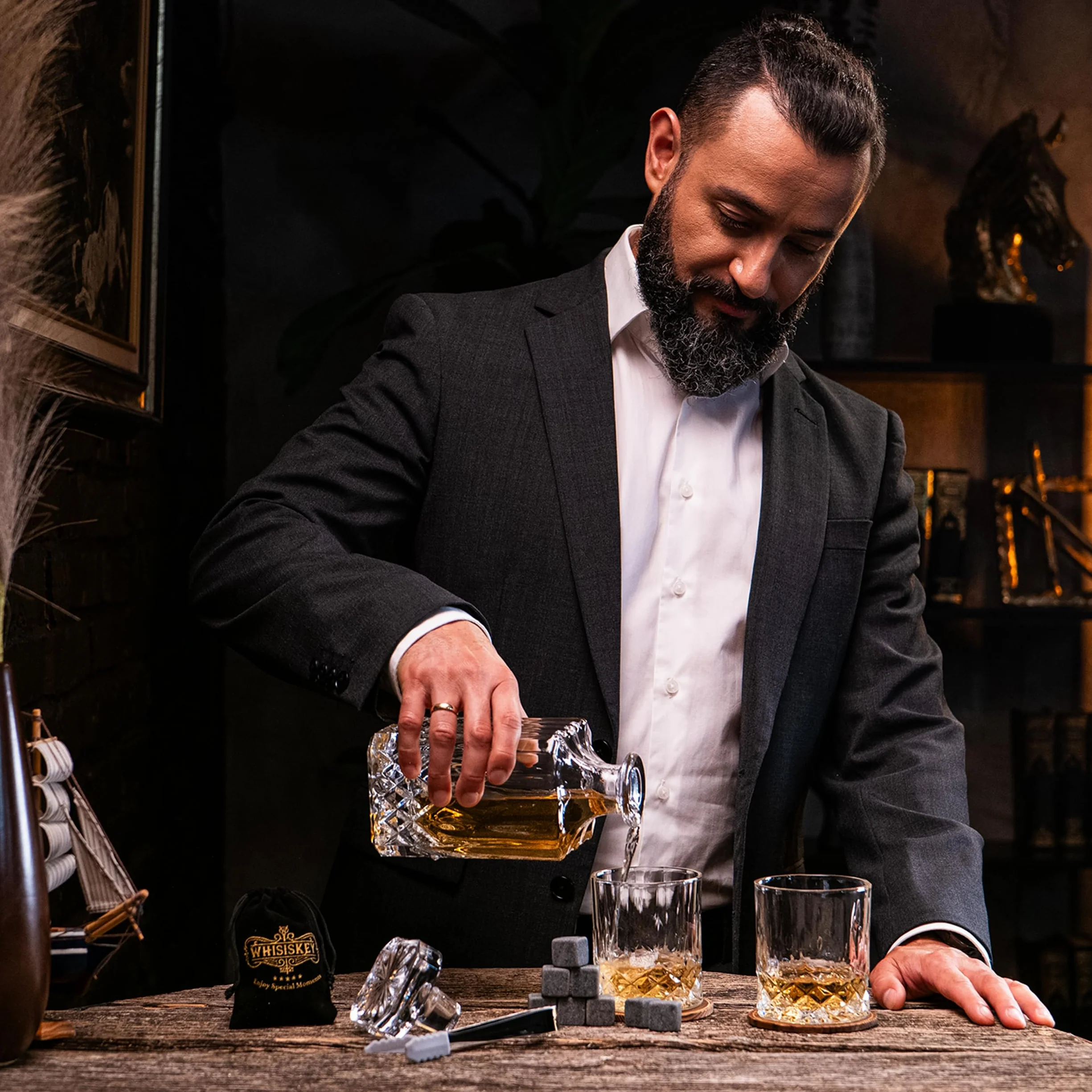 WHISISKEY Zestaw Szklanki do Whisky - Zestaw Prezentowy Whisky - Szklanek do Whiskey - Prezenty dla Mężczyzn - Pudełko Prezentowe, 4 Szklanki na Whisky 310ML, Akcesoria