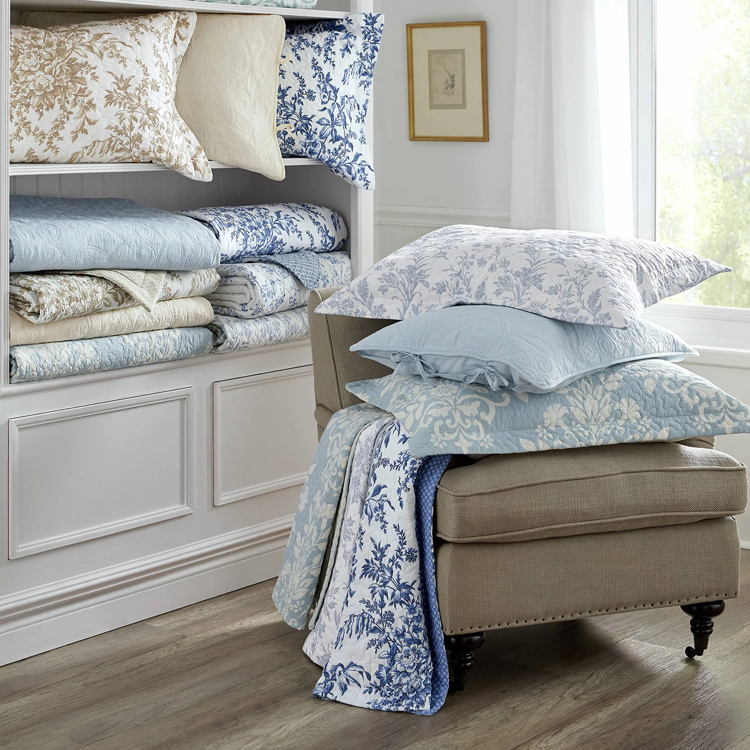 Laura Ashley Komplet pościeli z narzutą rozmiar King, bawełniany dwustronny zestaw pościeli z dodatkową poszewką na poduszkę, całoroczny wystrój domu, niebieski Amberley