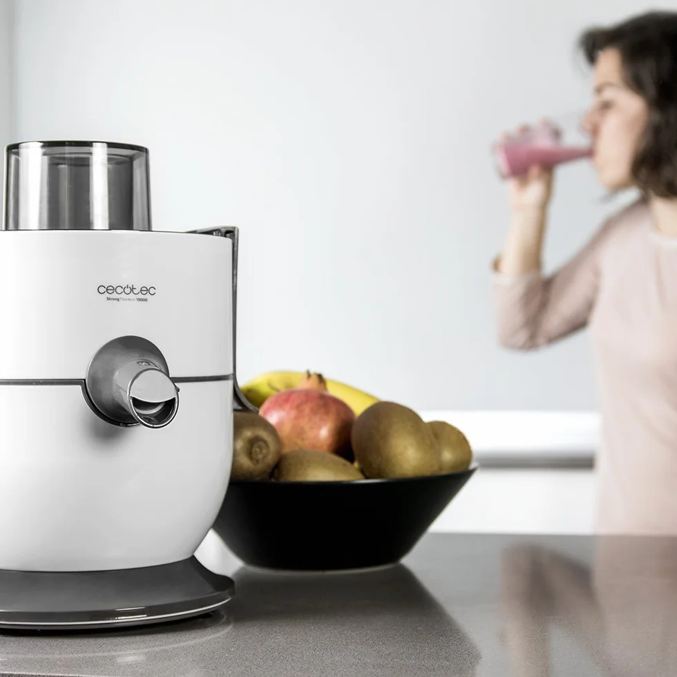 Cecotec Blender do owoców i warzyw StrongTitanium 19000. Moc 650W, prędkość 19000 obr/min, powłoka tytanowa na dysku, kanał wejściowy XL, kolor biały