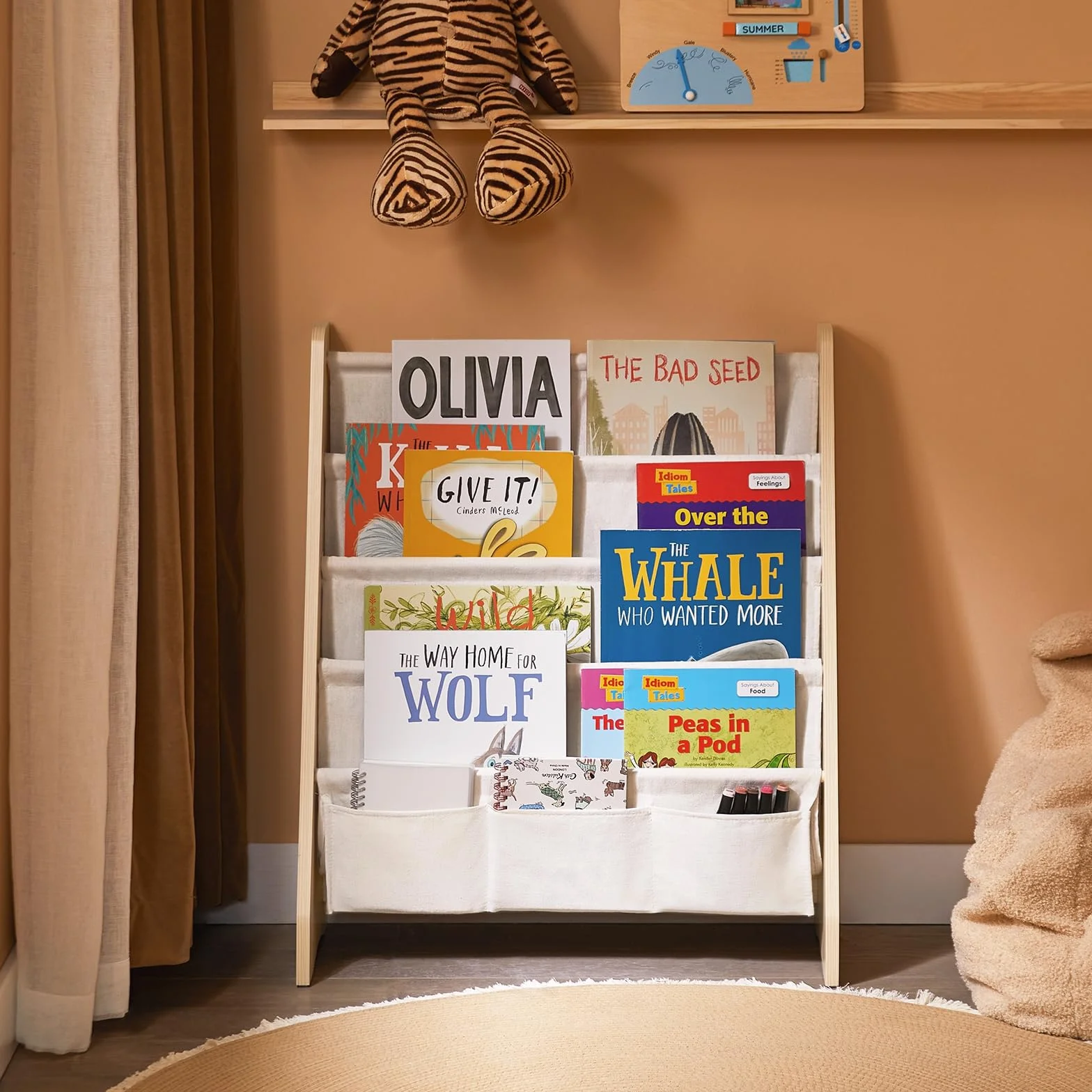SoBuy Montessori KMB50-N regał na książki, do pokoju dziecięcego, z 4 przegródkami z materiału, do przechowywania zabawek i książek, regał dziecięcy, z wachlarzem wiszącym, naturalny, 63 x 76 x 28 cm