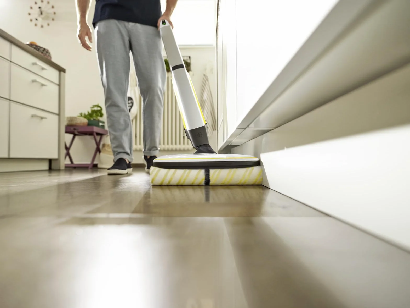Kärcher Bezprzewodowy Mop Elektryczny FC 7 Cordless, Czas Pracy 45 Minut, Odkurzanie i Mycie w Jednym Kroku, Biały