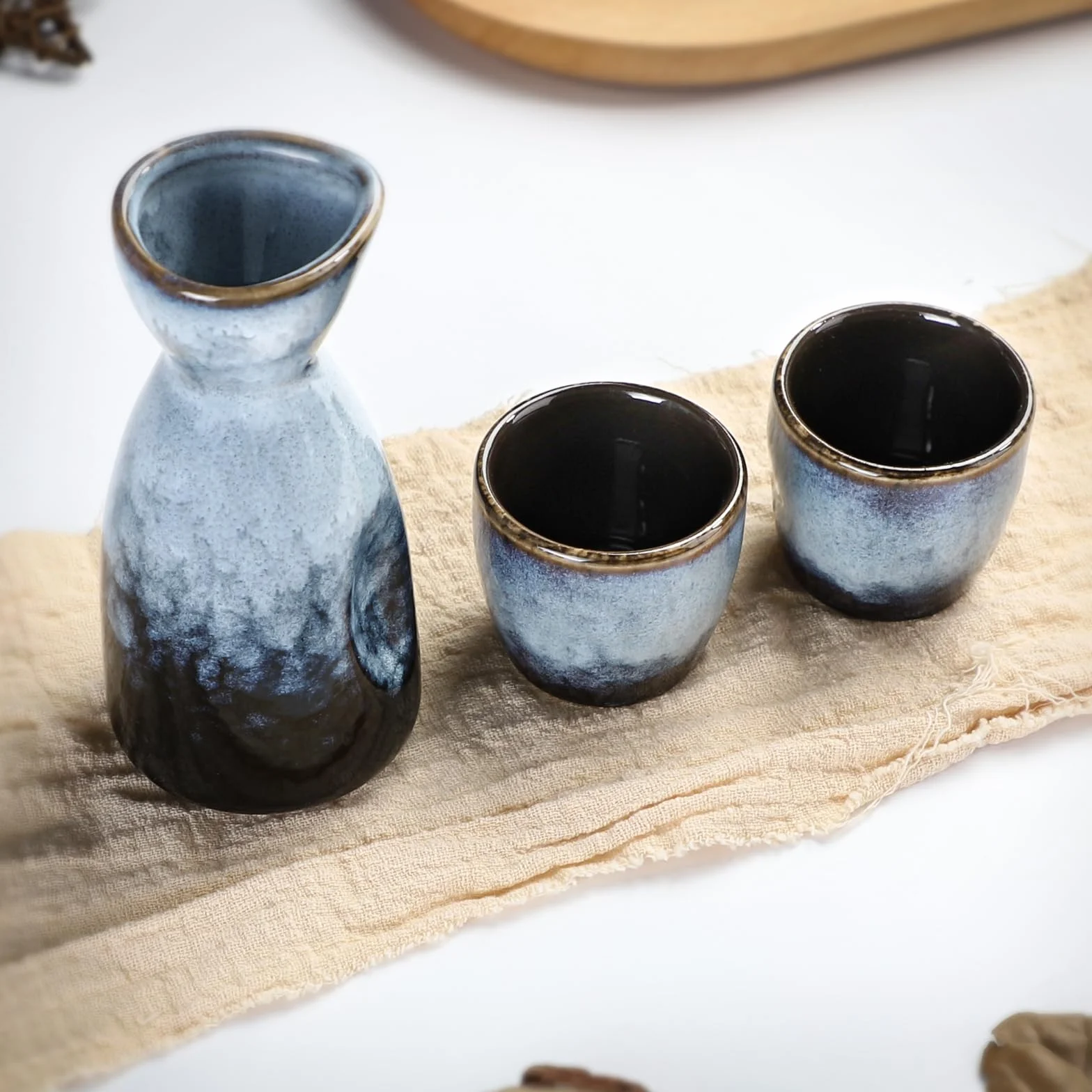 Zestaw do sake z kubkiem do sake i winem, naczyniem porcelanowym, zestaw do podgrzewania 1 garnka sake, 4 kubki do sake (A1)