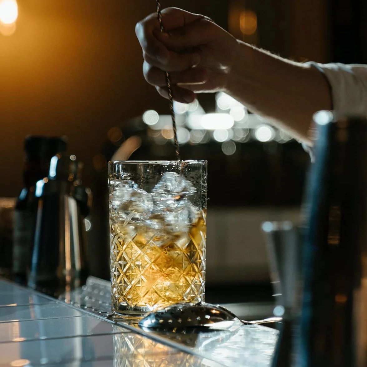 FLOW Barware Szklanka do mieszania koktajli i sitko | Zestaw szklanki do mieszania 700ml i sitka Hawthorne do przygotowywania Negroni, Old Fashioned i klasycznych koktajli
