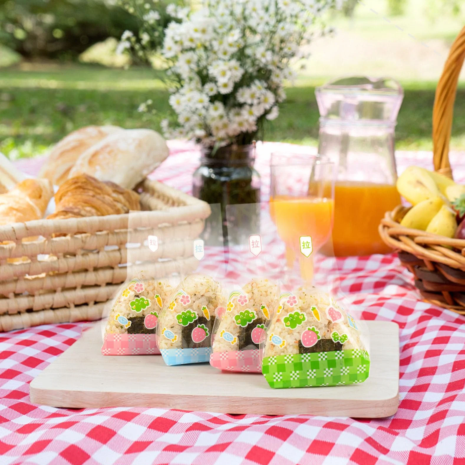 Zestaw form do ryżu, DIY Sushi Maker, 2 formy Onigiri + 100 jednorazowych opakowań i taśmy uszczelniające Onigiri