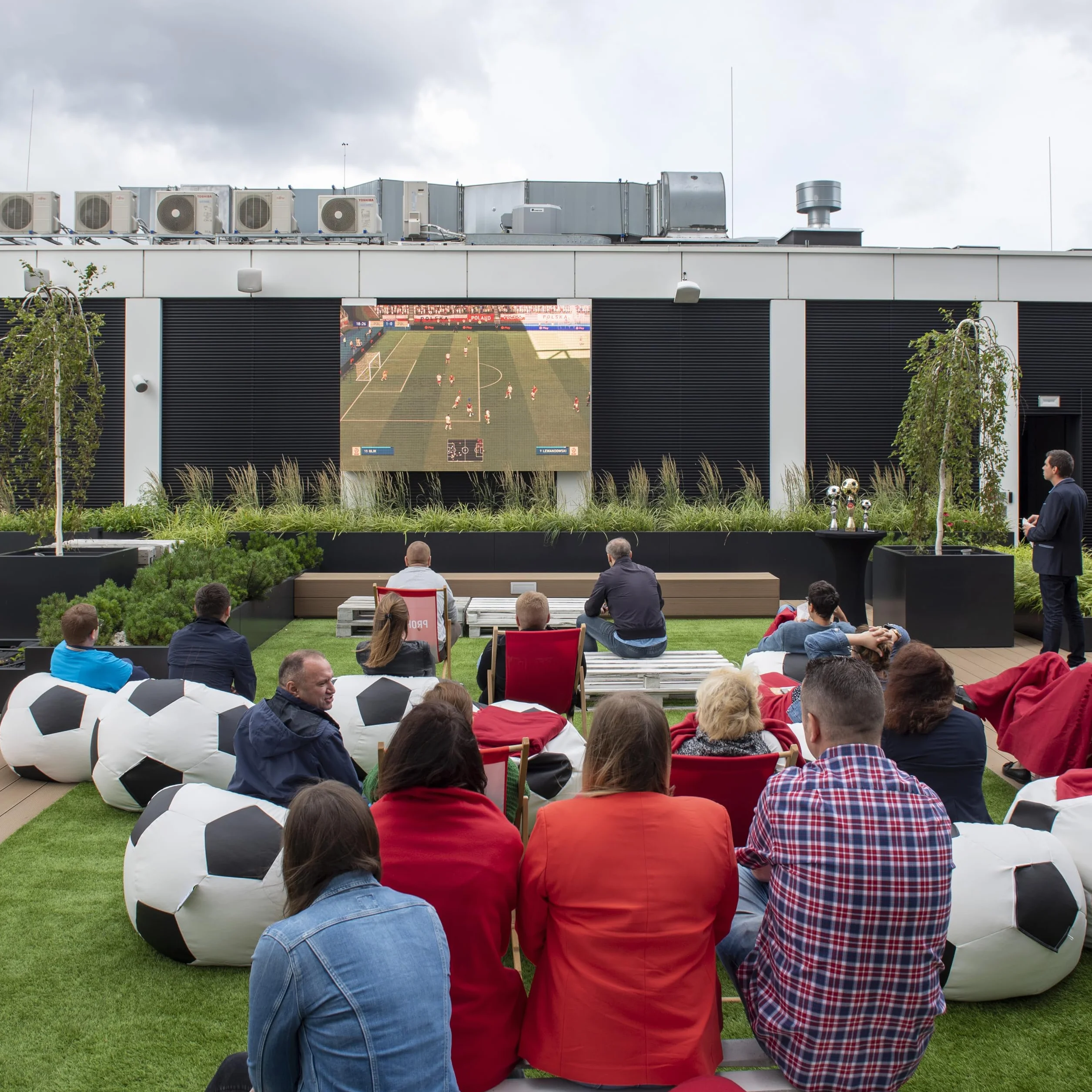 Ecopuf Worek Piłkarski XL - Poduszka Pufa do zabawy wykonana ze sztucznej skóry - Idealna dla fanów piłki nożnej, dzieci - Beanbag do salonu - Aksamitna pufa - 105x80cm, Czarny E14