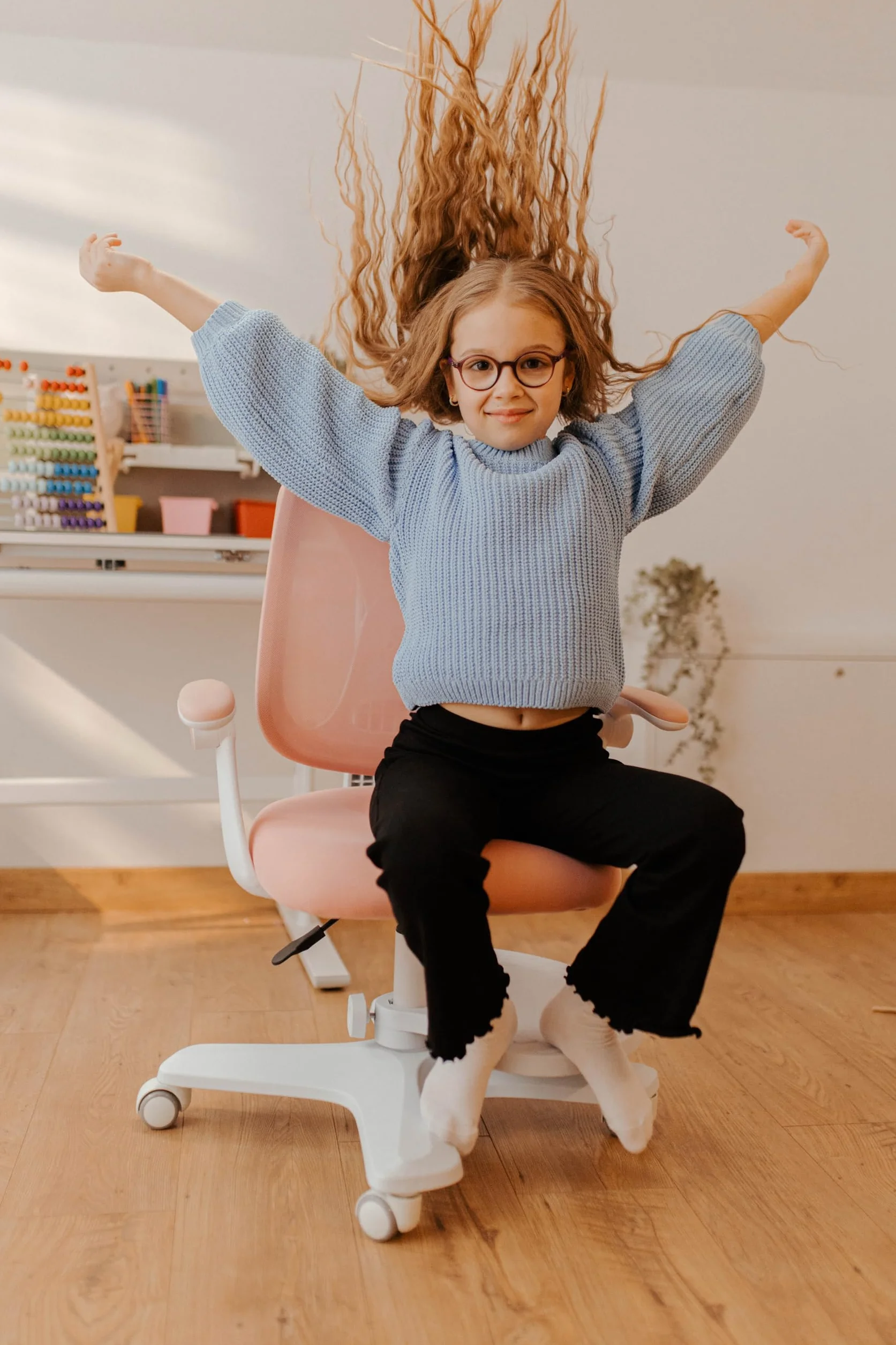 MARK ADLER Junior 4.5 ergonomiczne krzesło obrotowe dla dzieci z regulacją wysokości i podparciem lędźwiowym