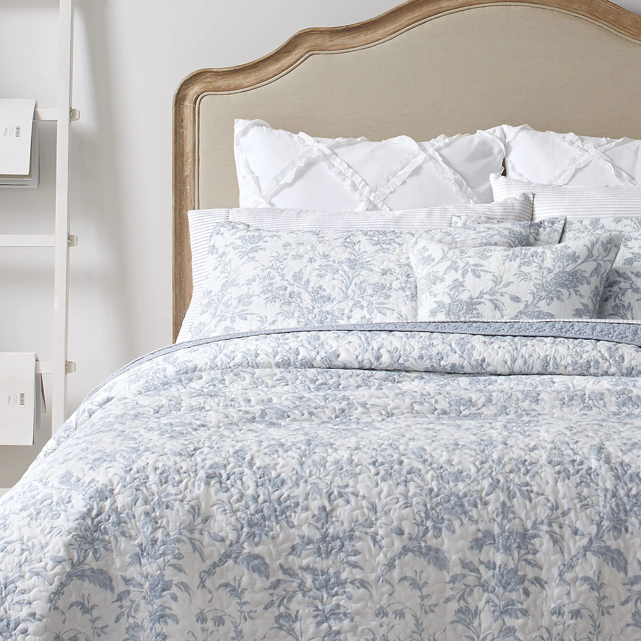 Laura Ashley Komplet pościeli z narzutą rozmiar King, bawełniany dwustronny zestaw pościeli z dodatkową poszewką na poduszkę, całoroczny wystrój domu, niebieski Amberley