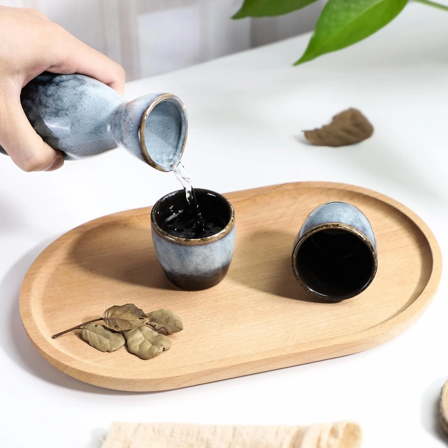 Zestaw do sake z kubkiem do sake i winem, naczyniem porcelanowym, zestaw do podgrzewania 1 garnka sake, 4 kubki do sake (A1)