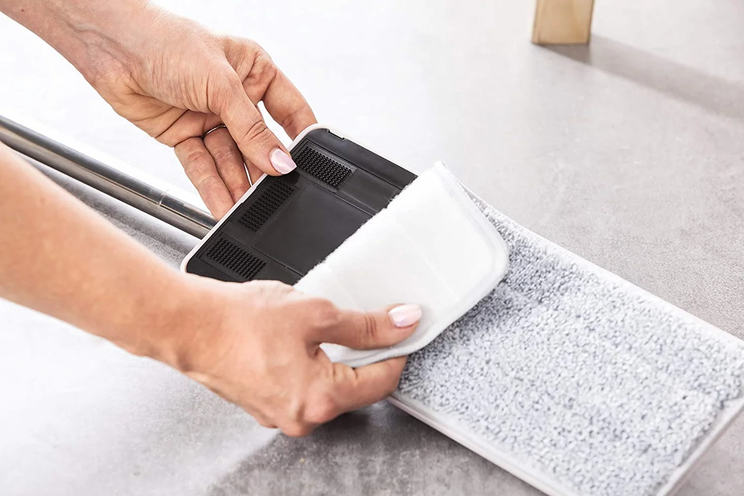 York Handy Mop płaski | Zestaw mopa z wiadrem i 3 nakładkami | Innowacyjny automatyczny system wyciskania | Pojemność 6 litrów | Wymiary 31x12cm | Składana uchwyt 120cm | Różowo-zielony