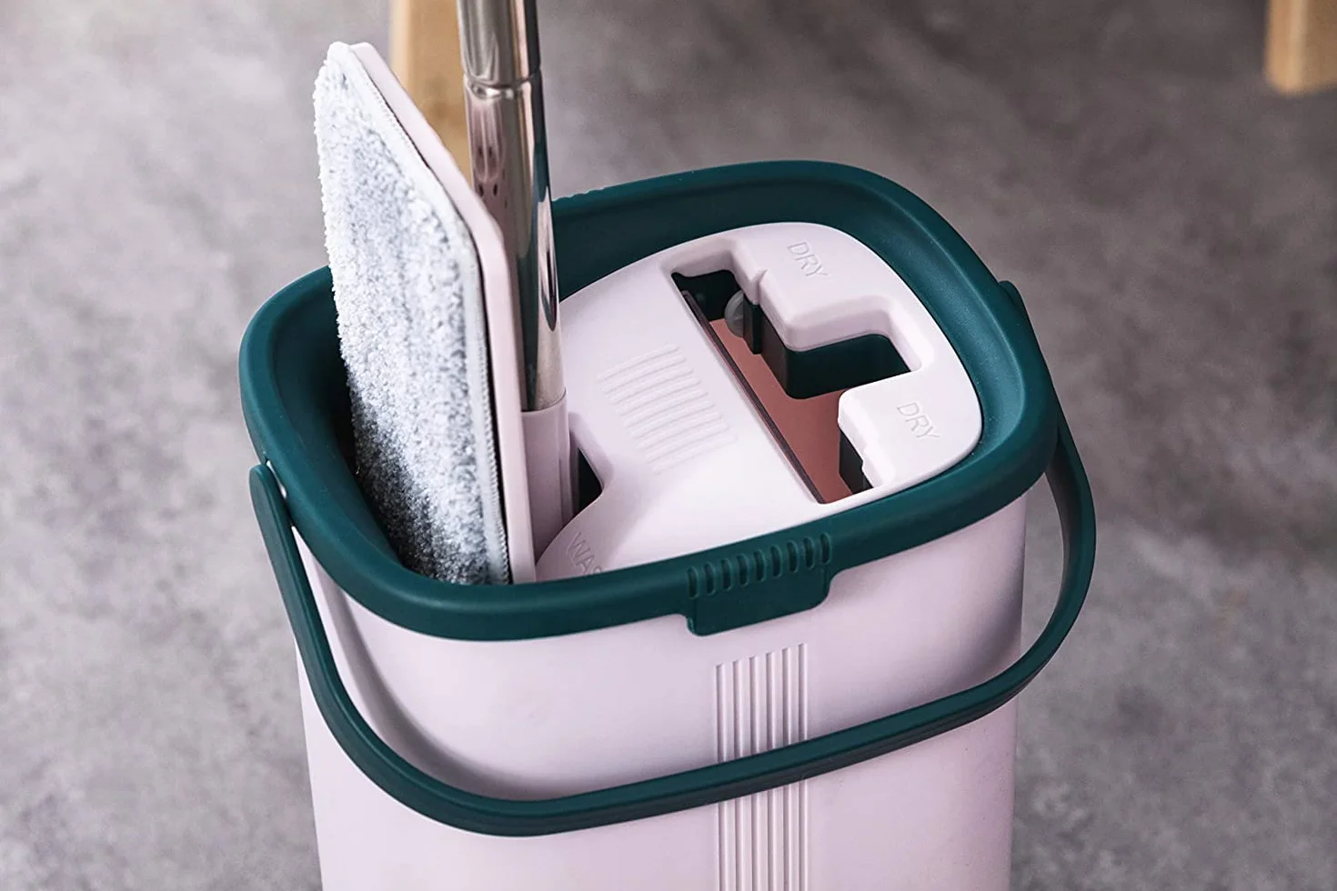 York Handy Mop płaski | Zestaw mopa z wiadrem i 3 nakładkami | Innowacyjny automatyczny system wyciskania | Pojemność 6 litrów | Wymiary 31x12cm | Składana uchwyt 120cm | Różowo-zielony