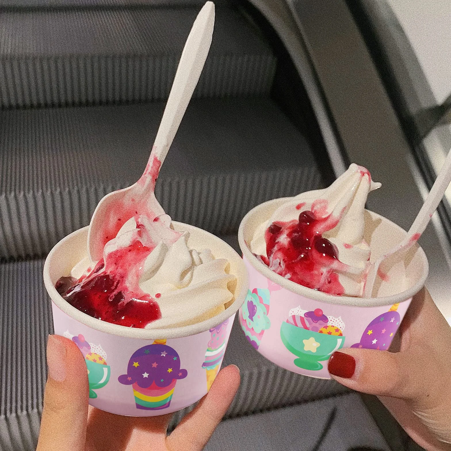 Różowe okrągłe miseczki do lodów, pojemność 125 ml, materiał papierowy, styl wiejski, idealne do deserów, restauracji