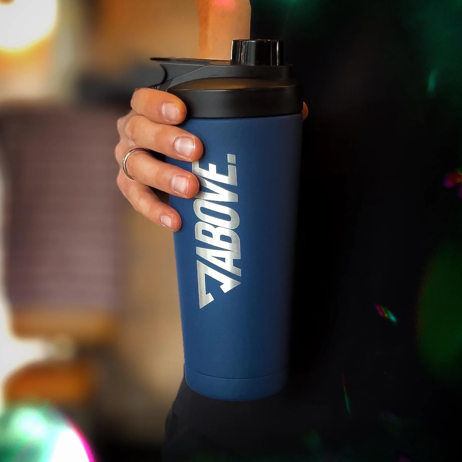 ABOVE. Shaker Białkowy Stal 750ml – Bez BPA i Izolowany: Utrzymuje Napój Gorący lub Zimny 12H – Wbudowana Skala & 100% Szczelna Pokrywka – Solidny & Trwały – Można Myć w Zmywarce do 45°C (Niebieski)