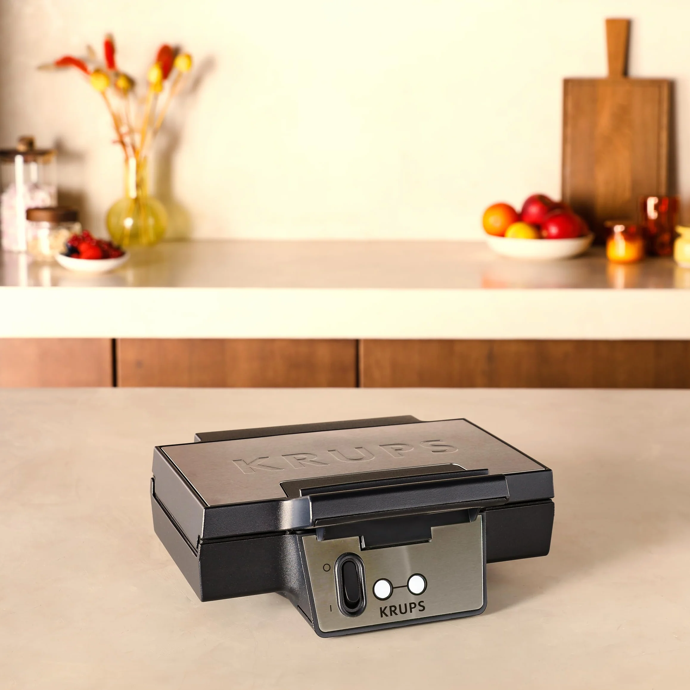 Krups FDK261 Iconic Gofrownica, moc 850 W, płyty nieprzywierające z powłoką ceramiczną, ikoniczne wzornictwo, pionowe przechowywanie, przyjazny dla użytkownika, srebrny/czarny
